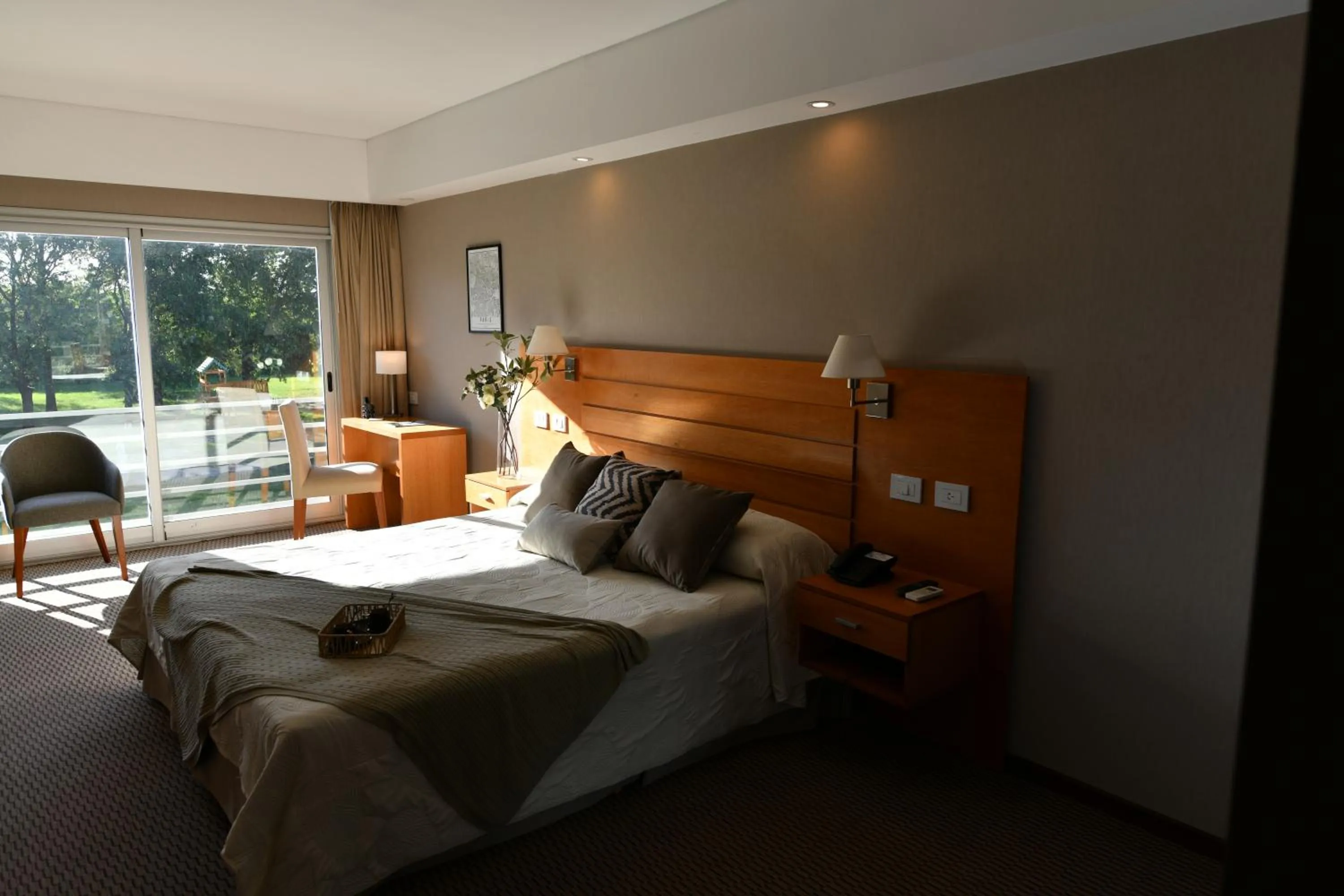 Photo of the whole room, Bed in Howard Johnson San Francisco