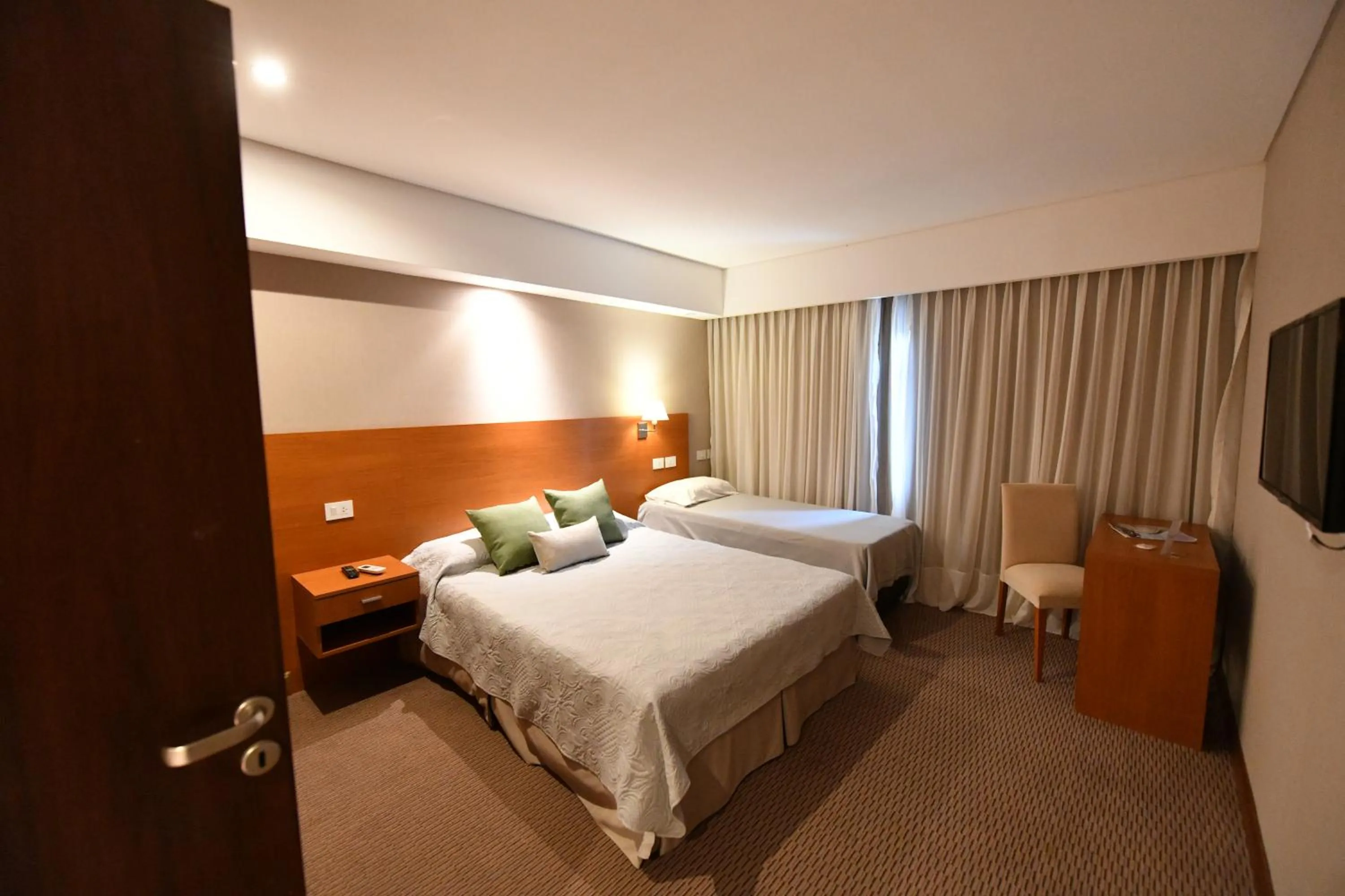 Photo of the whole room, Bed in Howard Johnson San Francisco