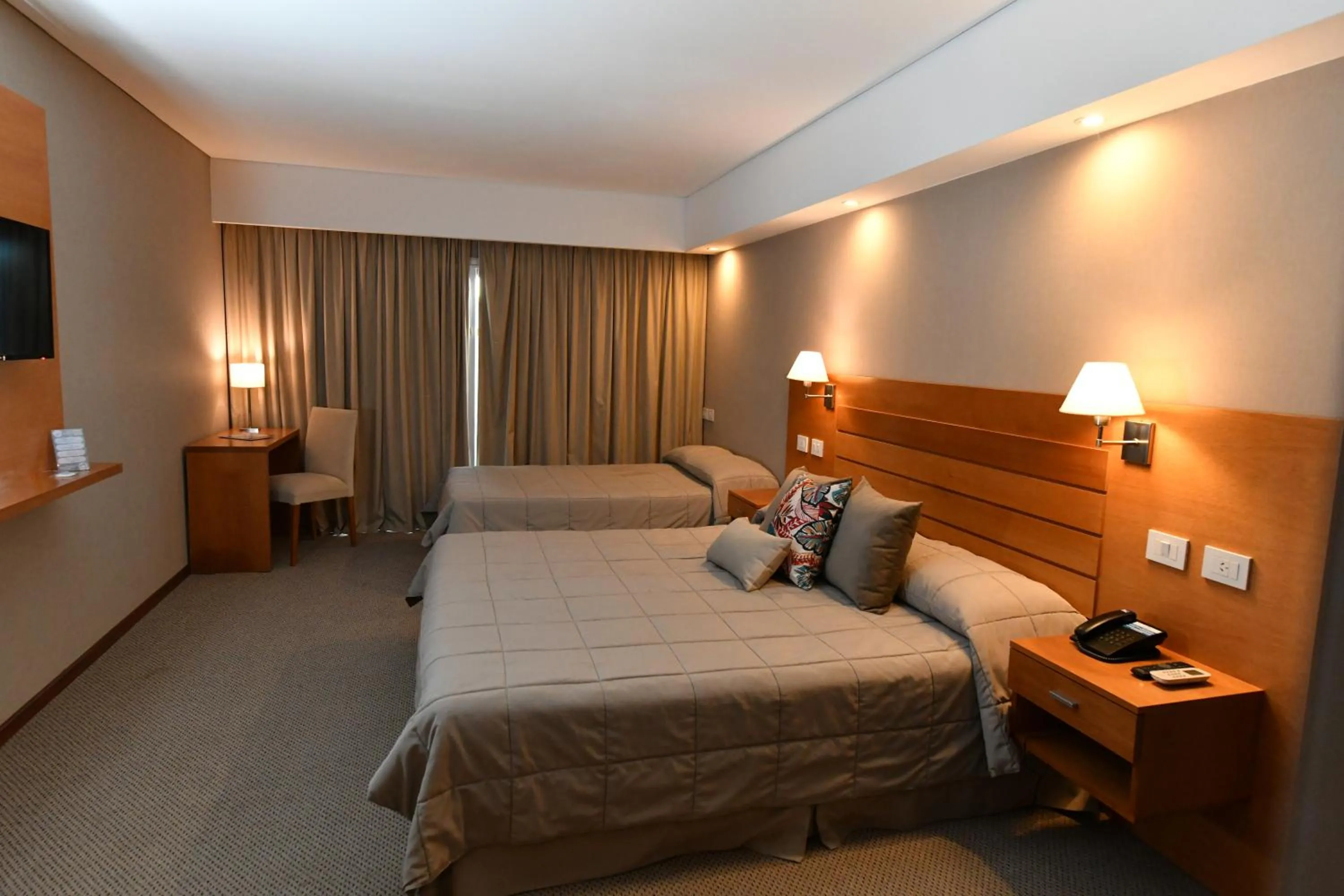 Photo of the whole room, Bed in Howard Johnson San Francisco