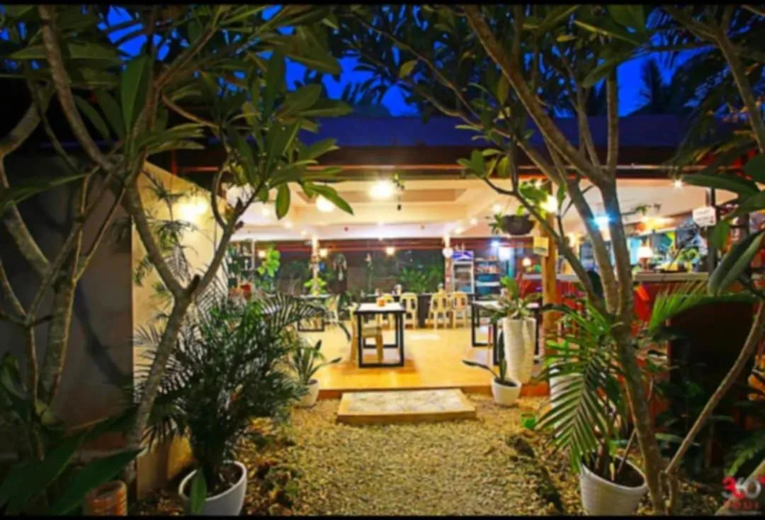 Restaurant/places to eat in Adriana's Place Tropical Guesthouse