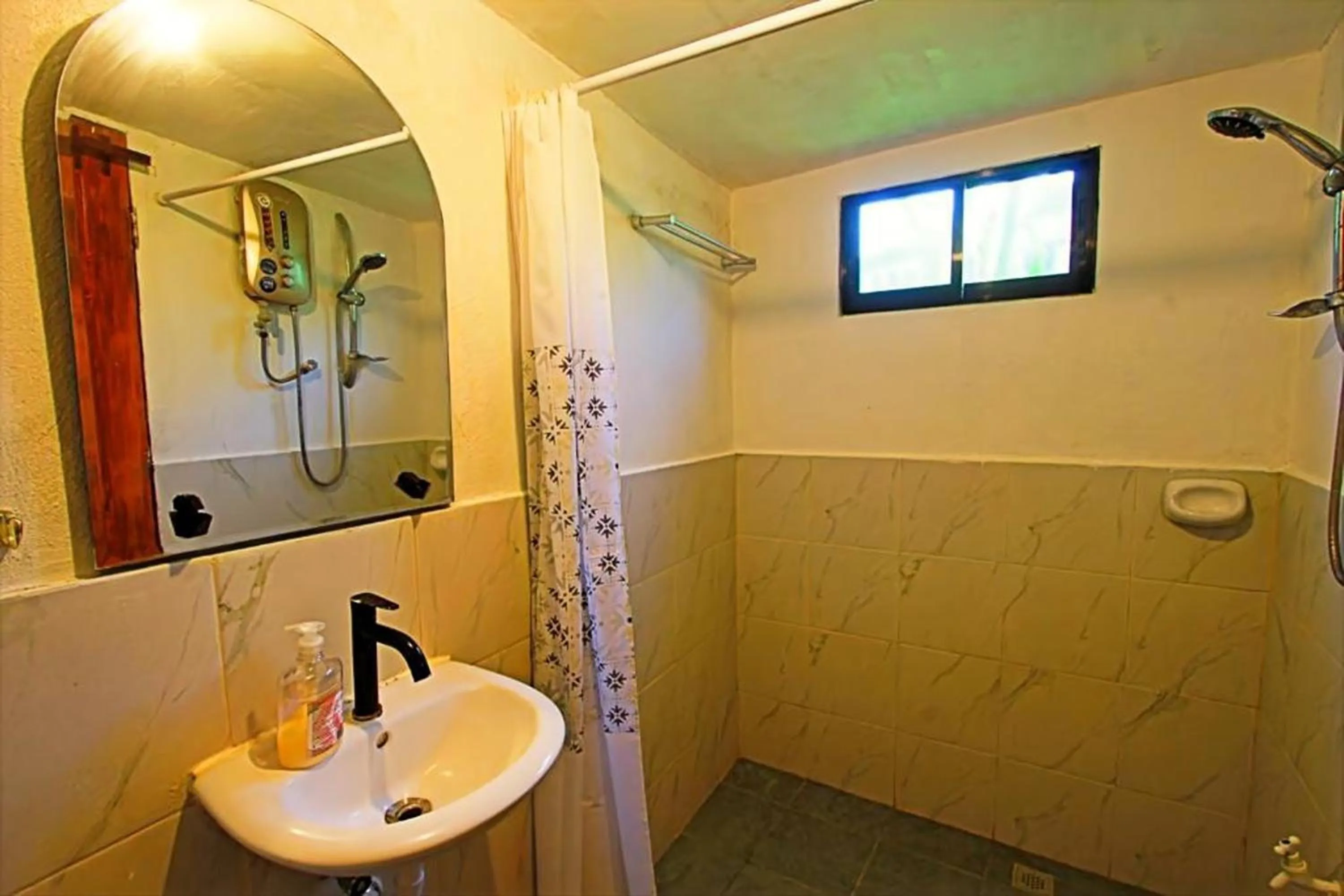 Bathroom in ADRIANA's PLACE TROPICAL GUESTHOUSE