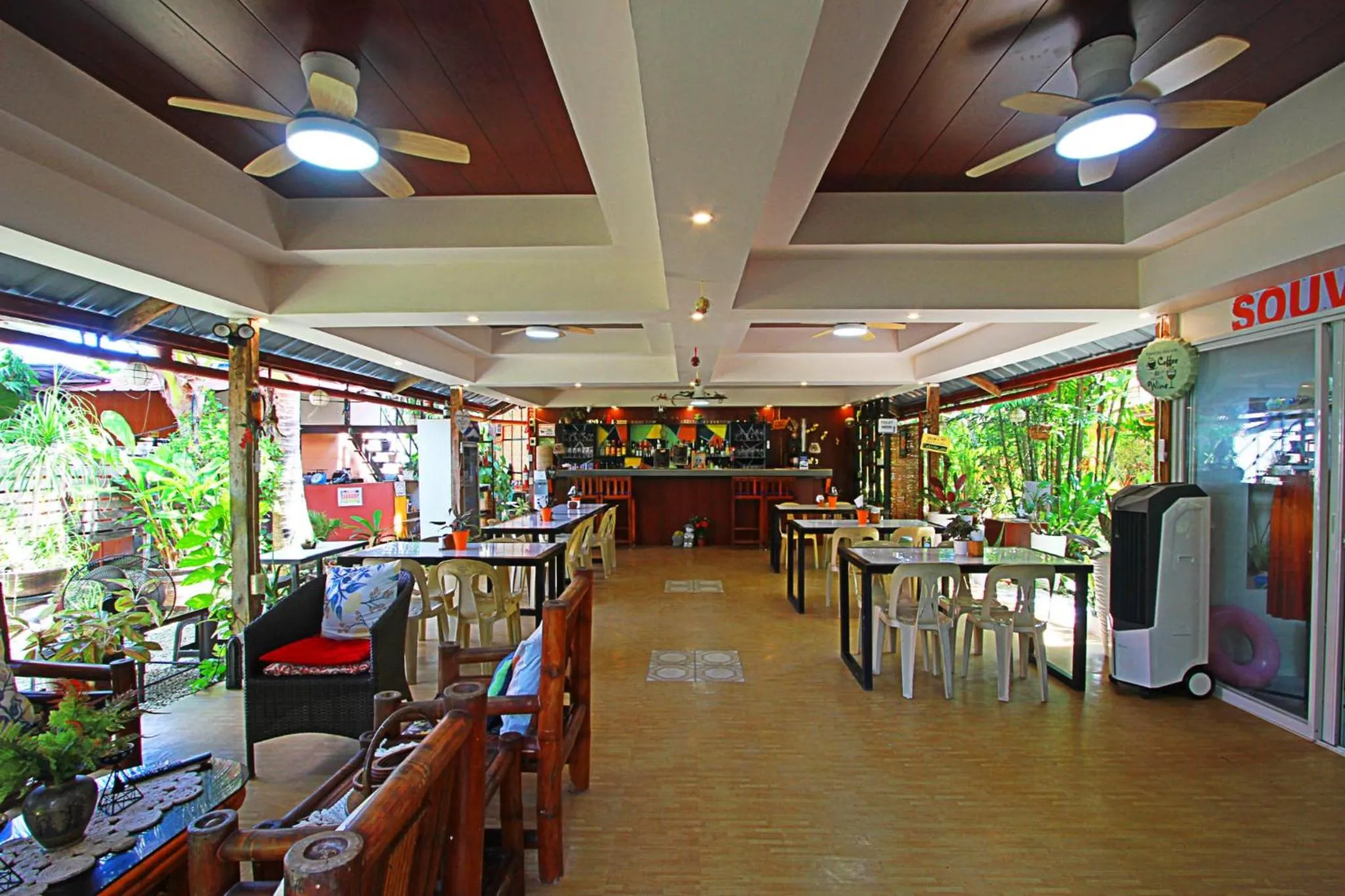 Restaurant/places to eat in Adriana's Place Tropical Guesthouse