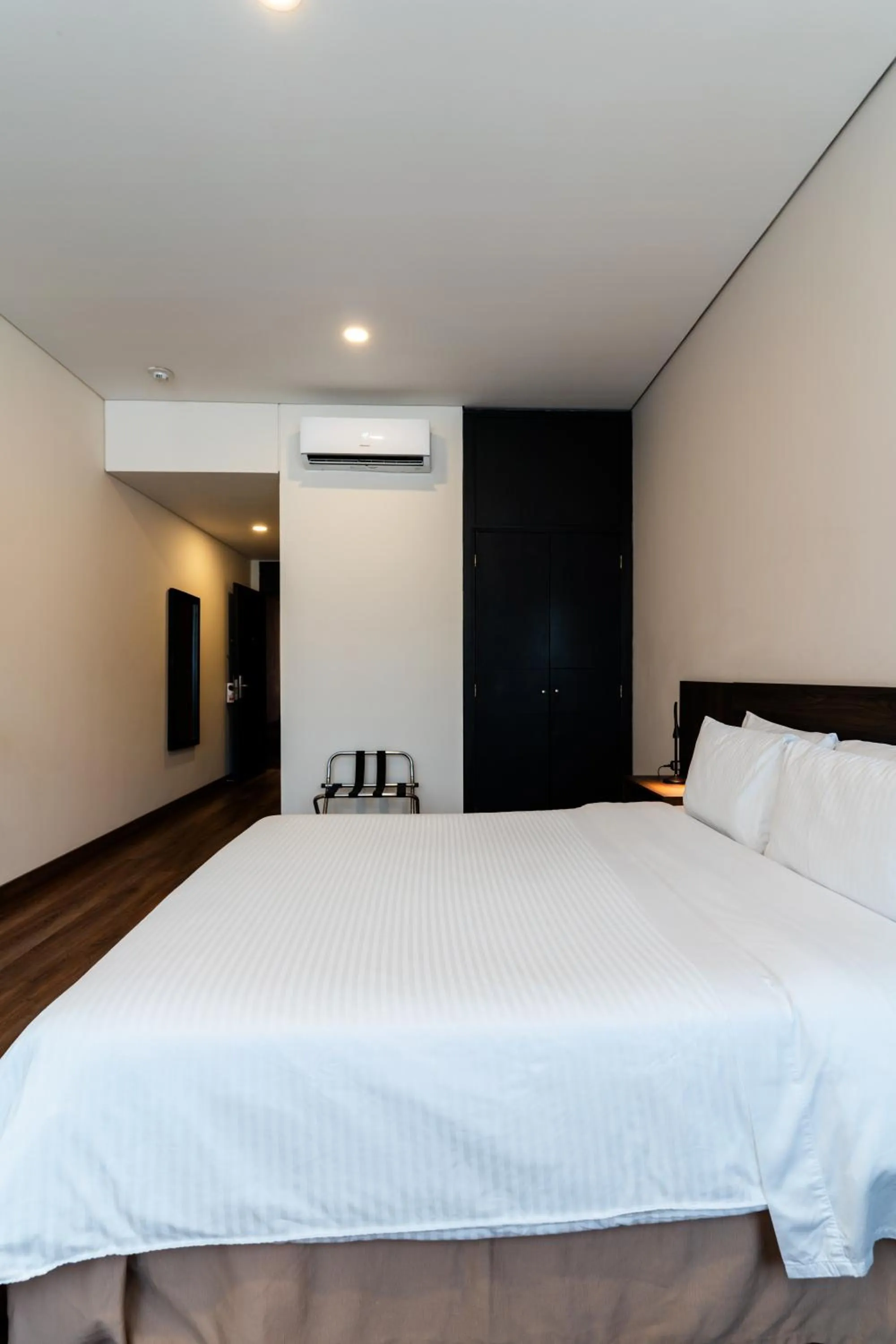 Photo of the whole room, Bed in Best Western Plus Hotel San Diego