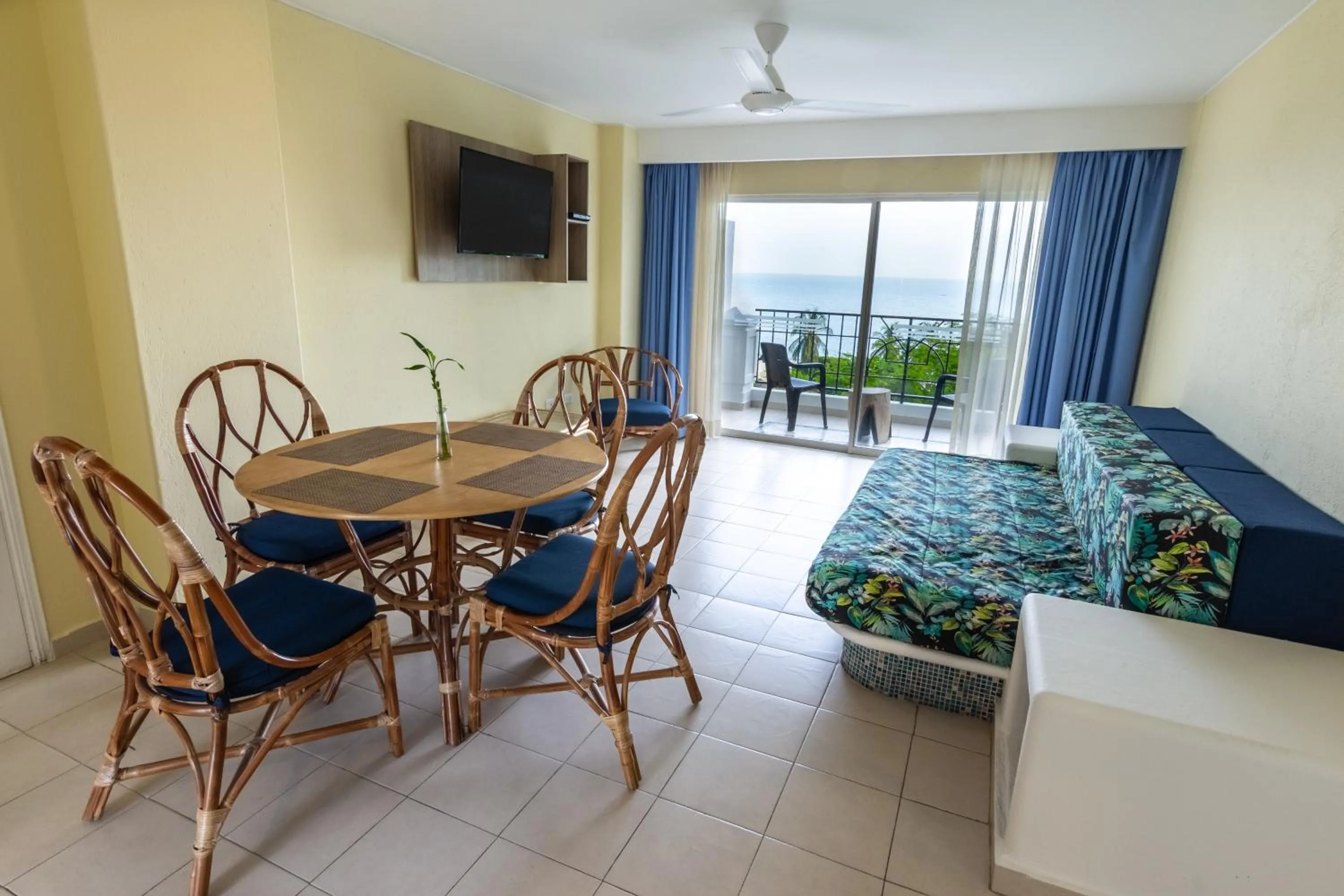 TV and multimedia in GHL Relax Hotel Costa Azul