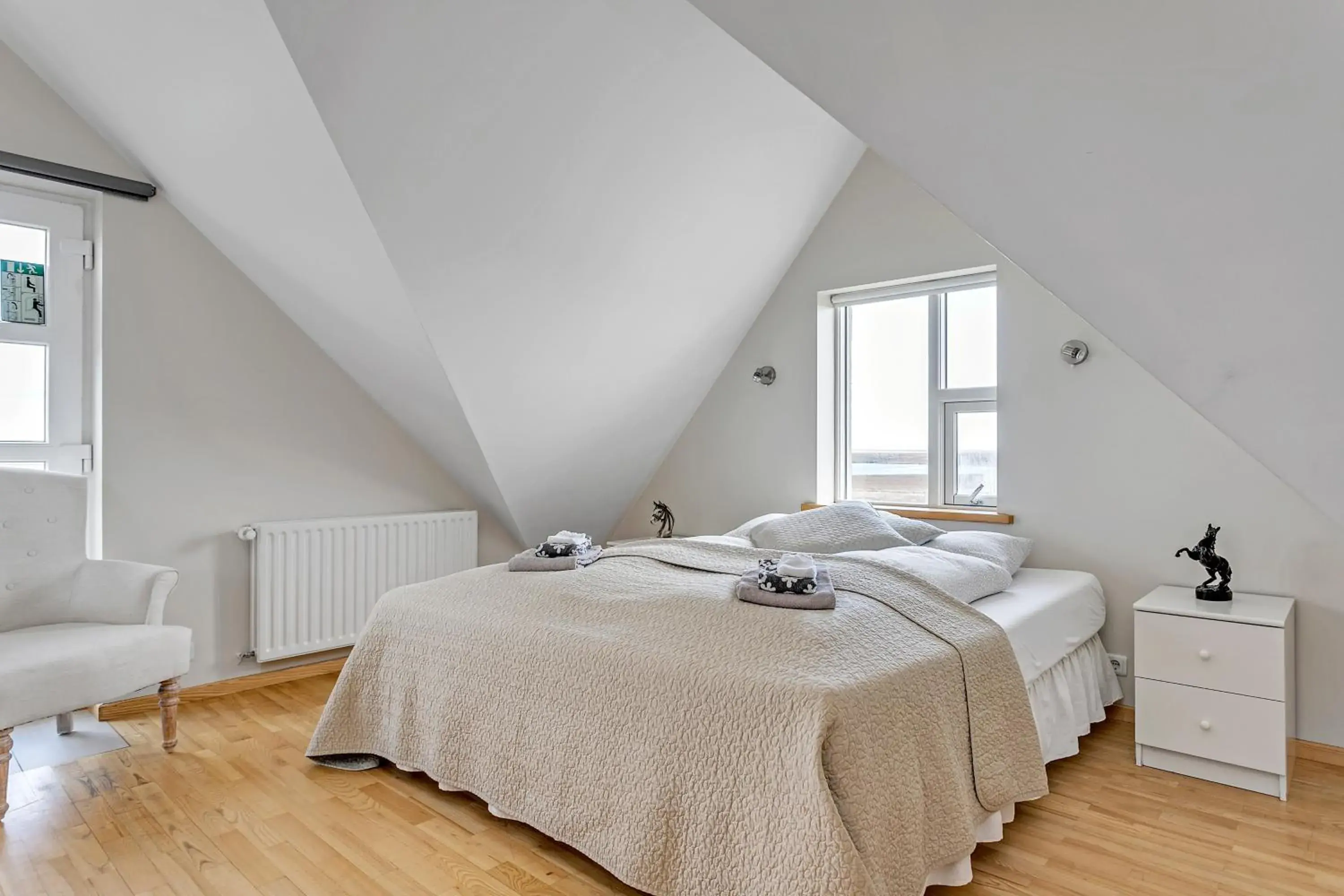 Deluxe Double Room with Bath in Guesthouse Vatnsholt Deluxe Double Room with Bath in Guesthouse Vatnsholt