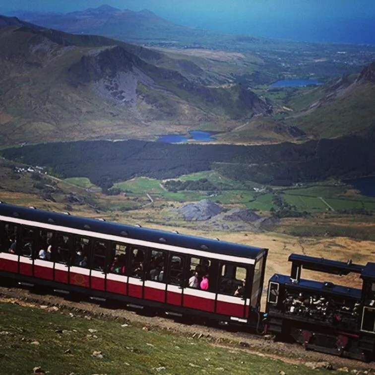 Ty Glyndwr Bunkhouse, Bar and cafe