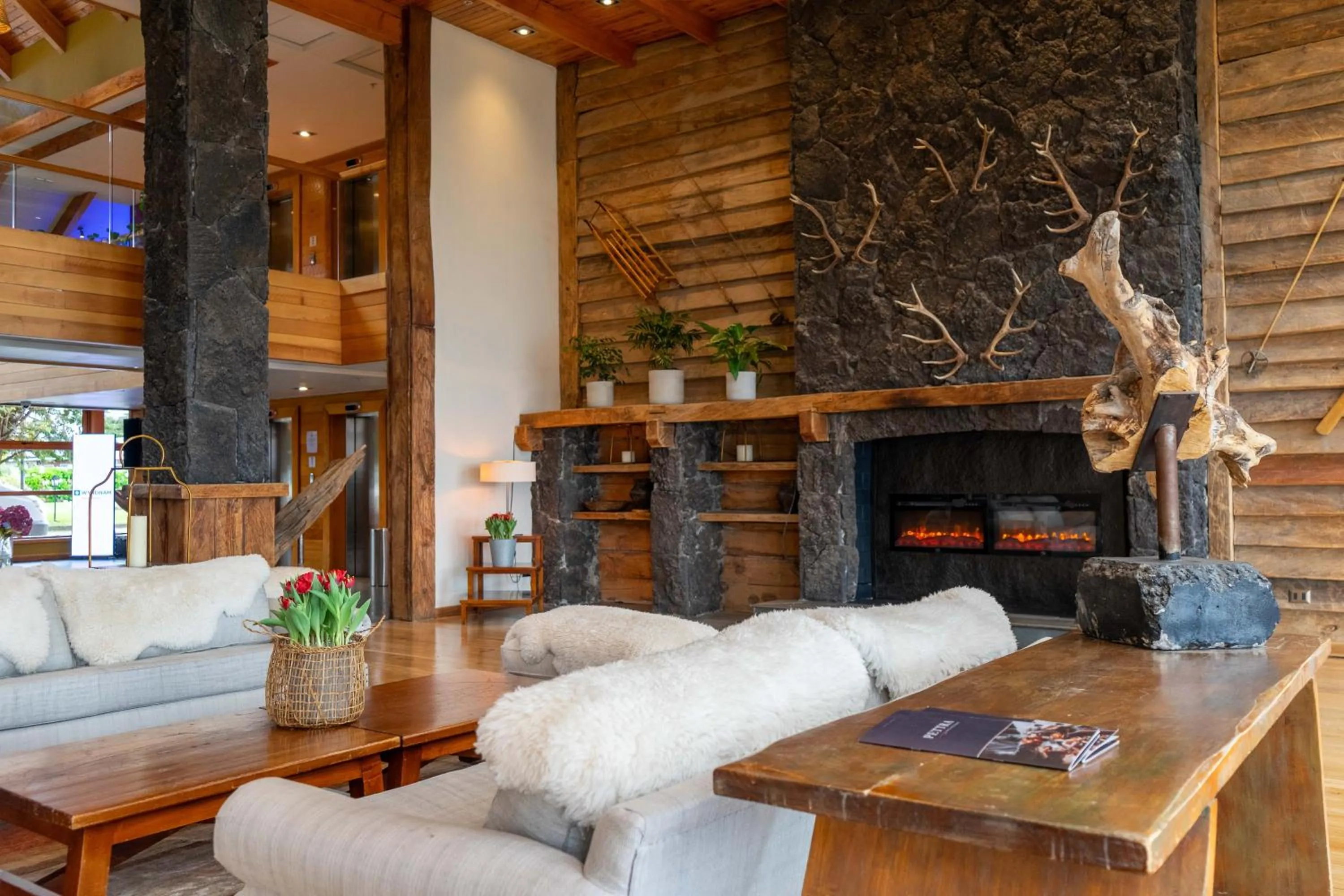 Lobby or reception in Wyndham Puerto Varas Pettra
