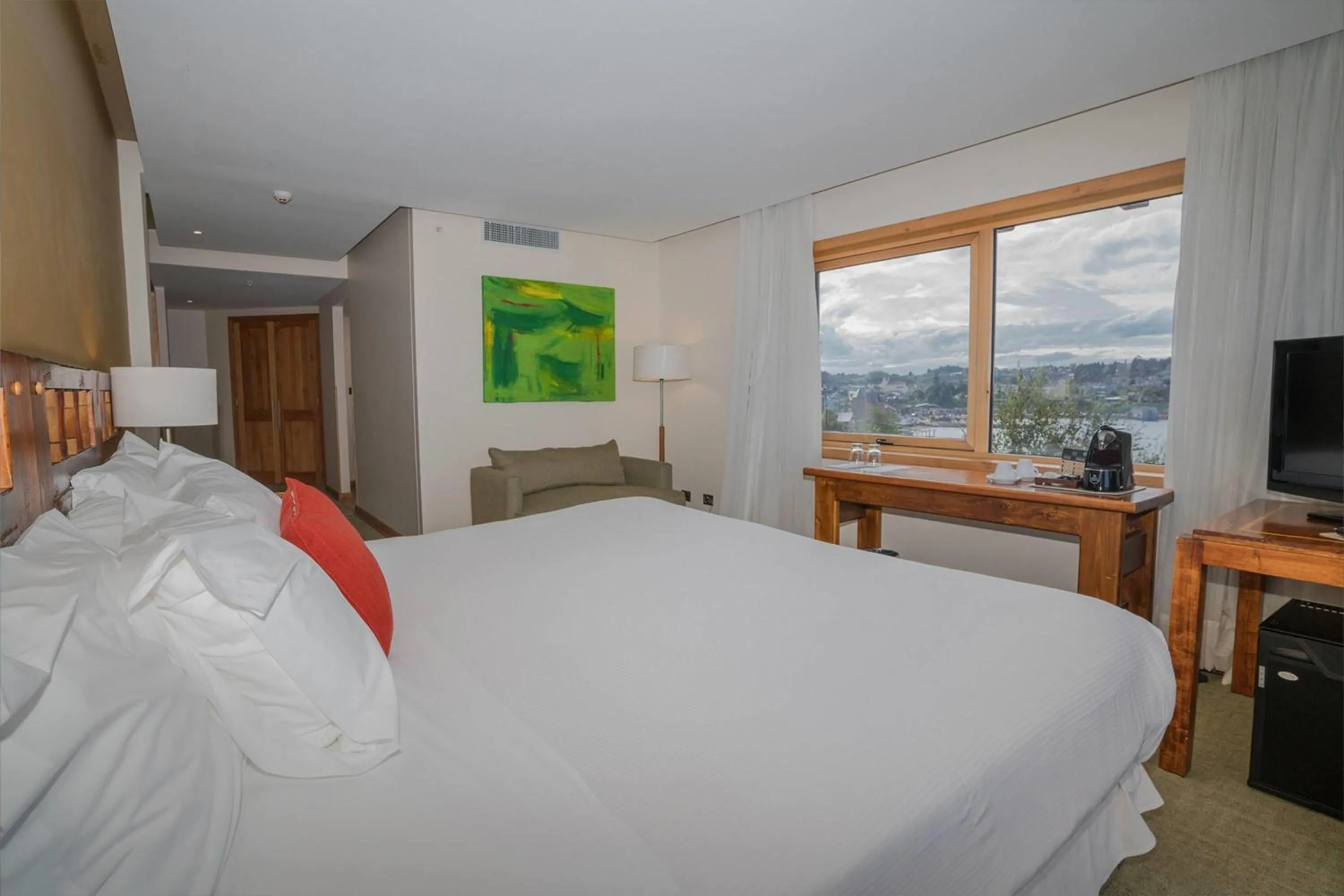 Photo of the whole room, Bed in Wyndham Puerto Varas Pettra