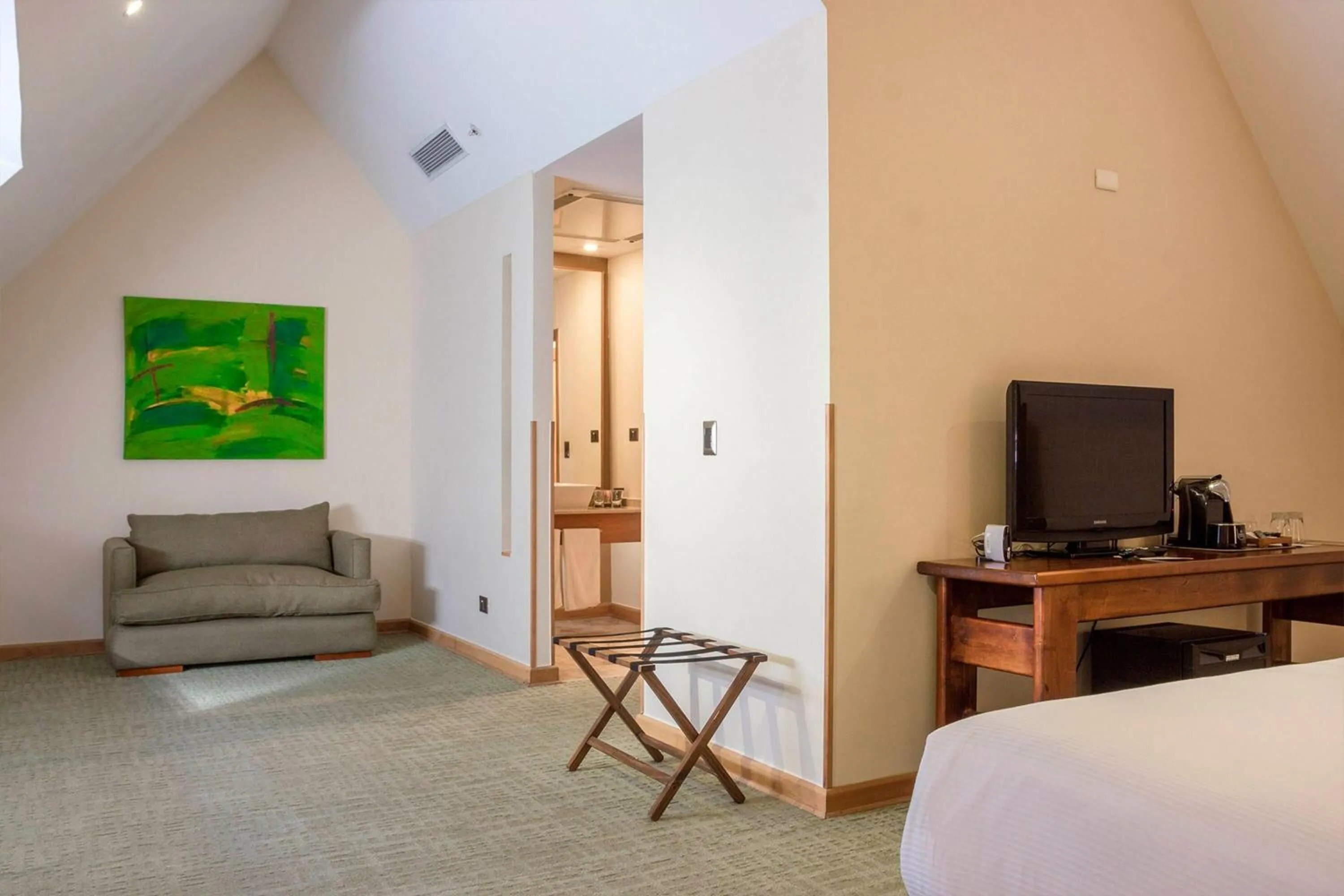 Photo of the whole room, Bed in Wyndham Puerto Varas Pettra