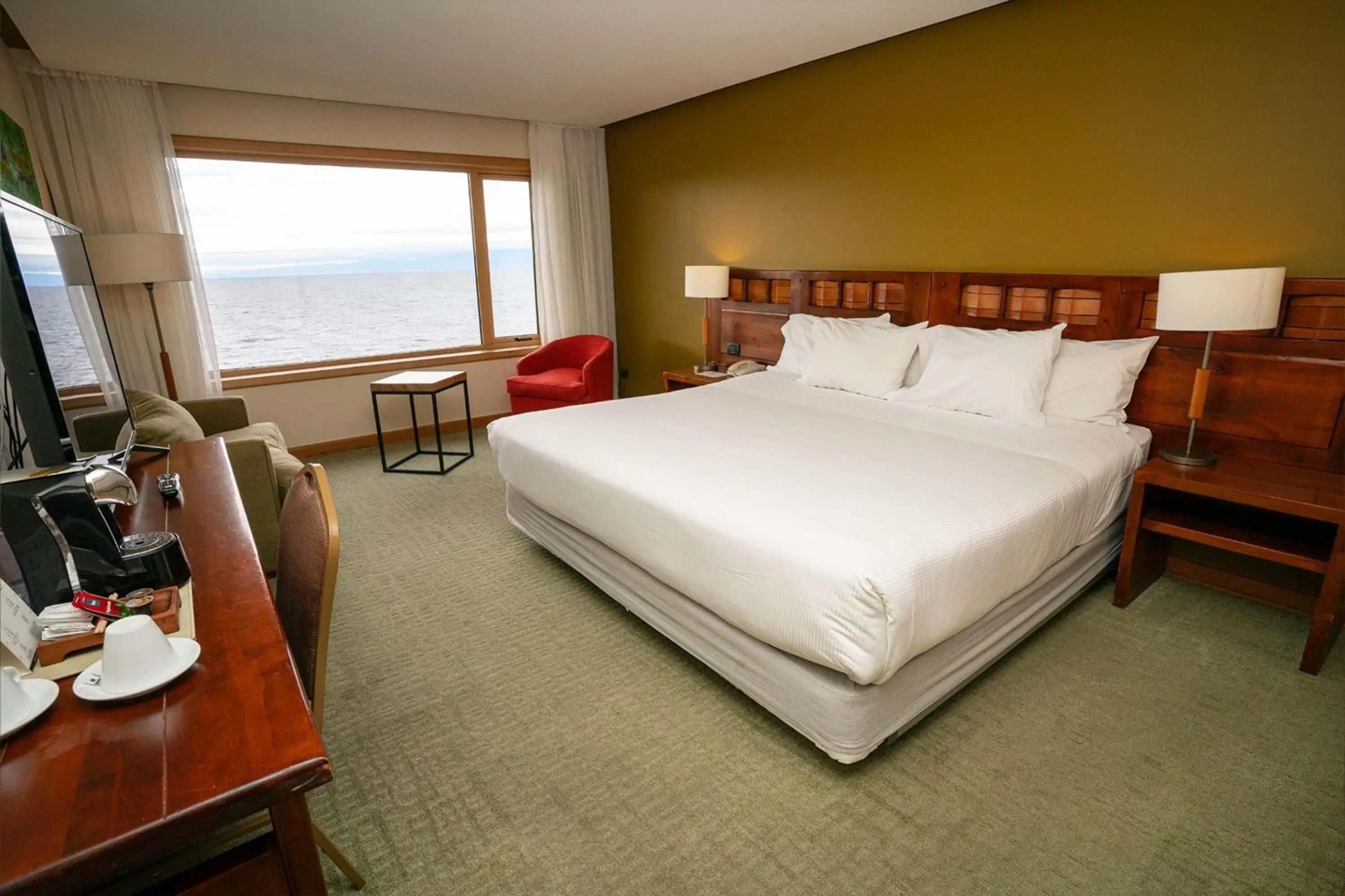 Photo of the whole room, Bed in Wyndham Puerto Varas Pettra