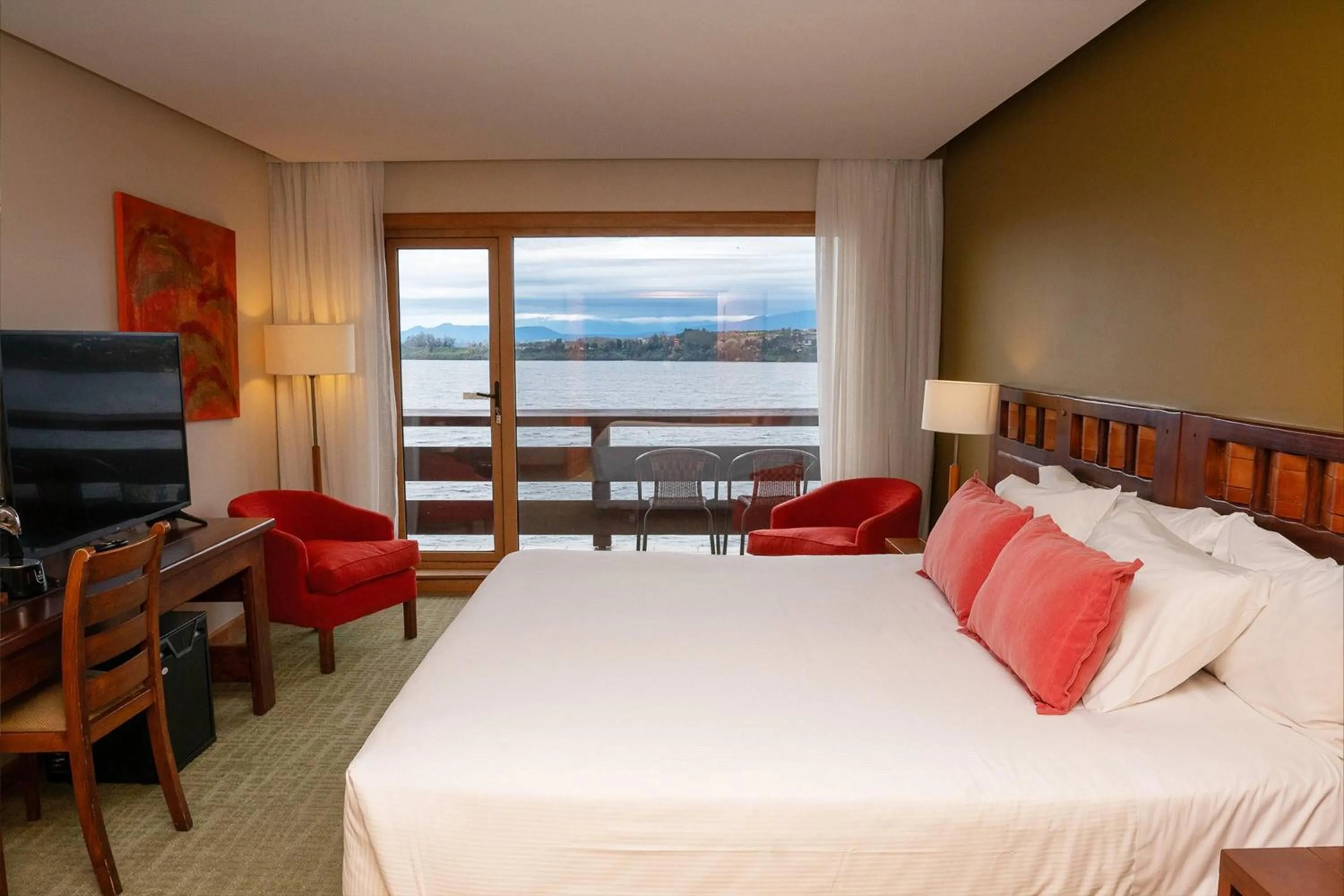 Photo of the whole room, Bed in Wyndham Puerto Varas Pettra
