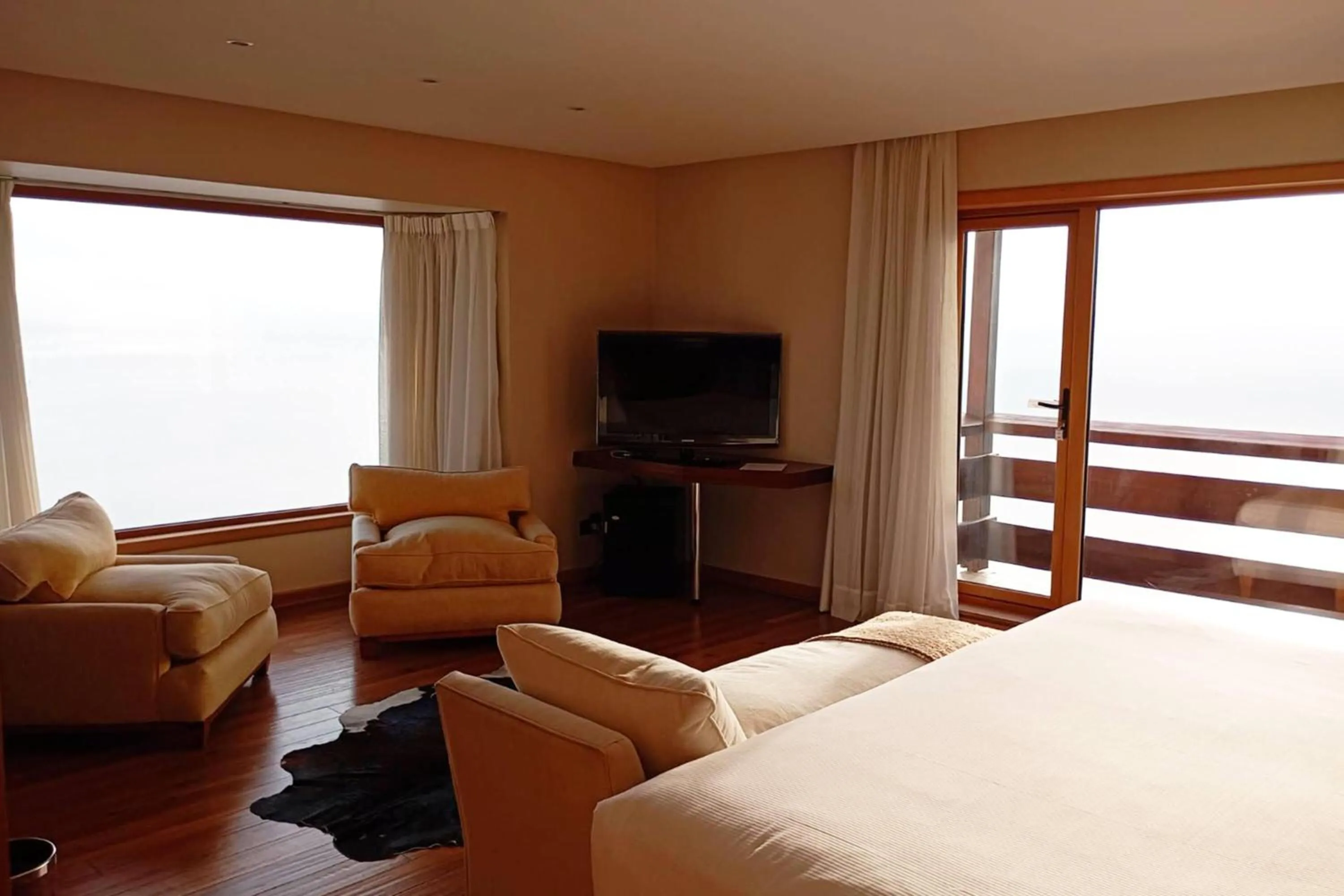 Photo of the whole room, Bed in Wyndham Puerto Varas Pettra