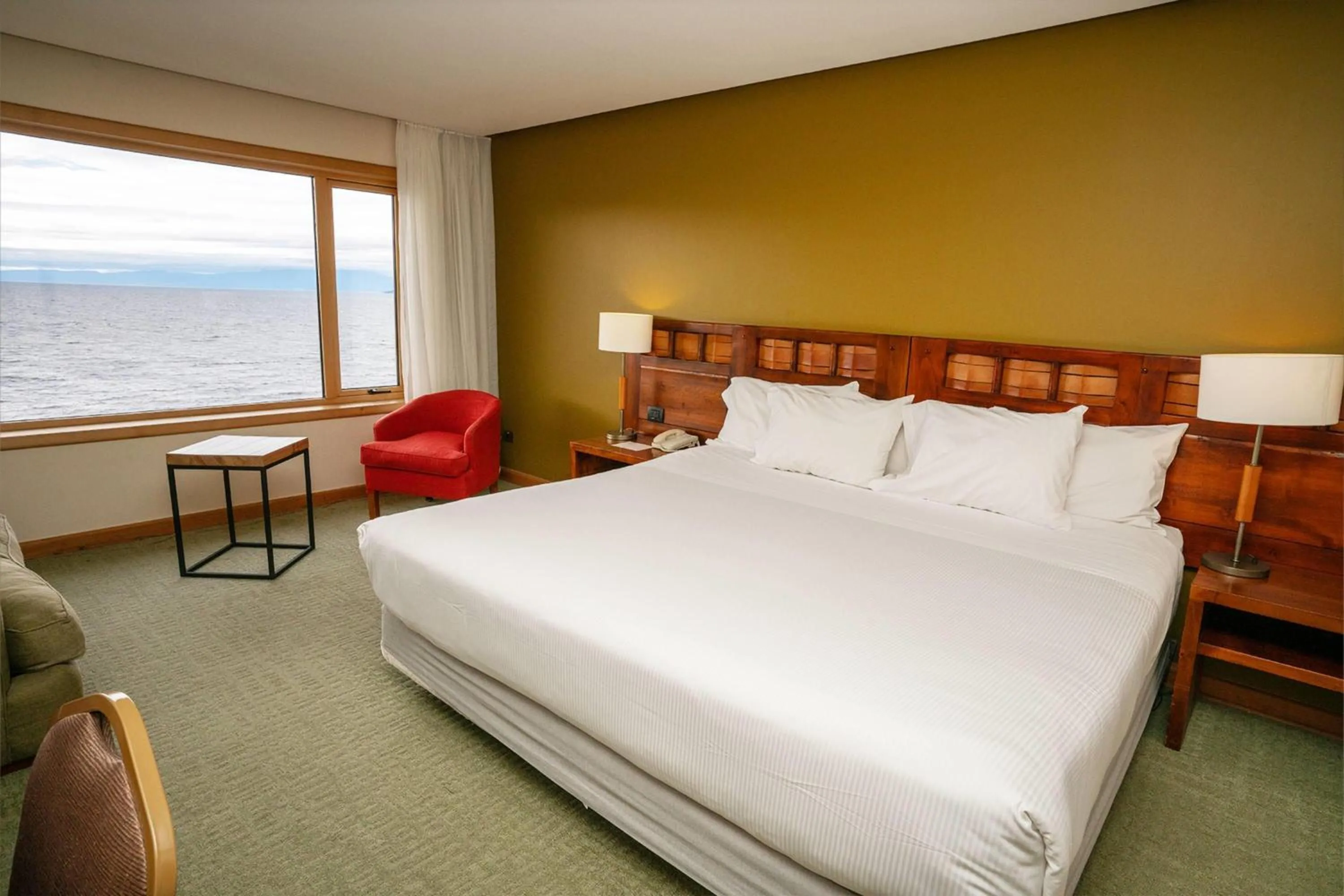 Photo of the whole room, Bed in Wyndham Puerto Varas Pettra