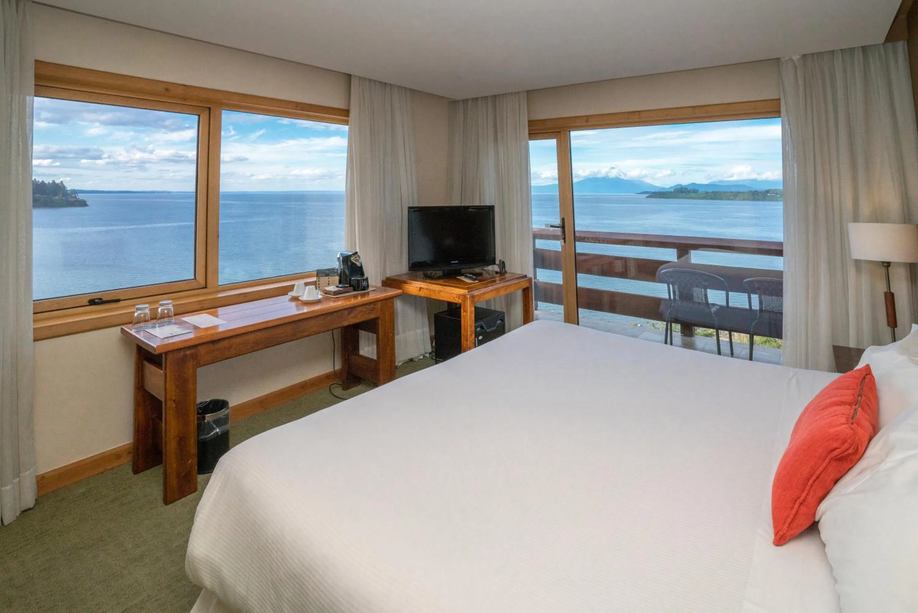Balcony/Terrace, Bed in Wyndham Puerto Varas Pettra