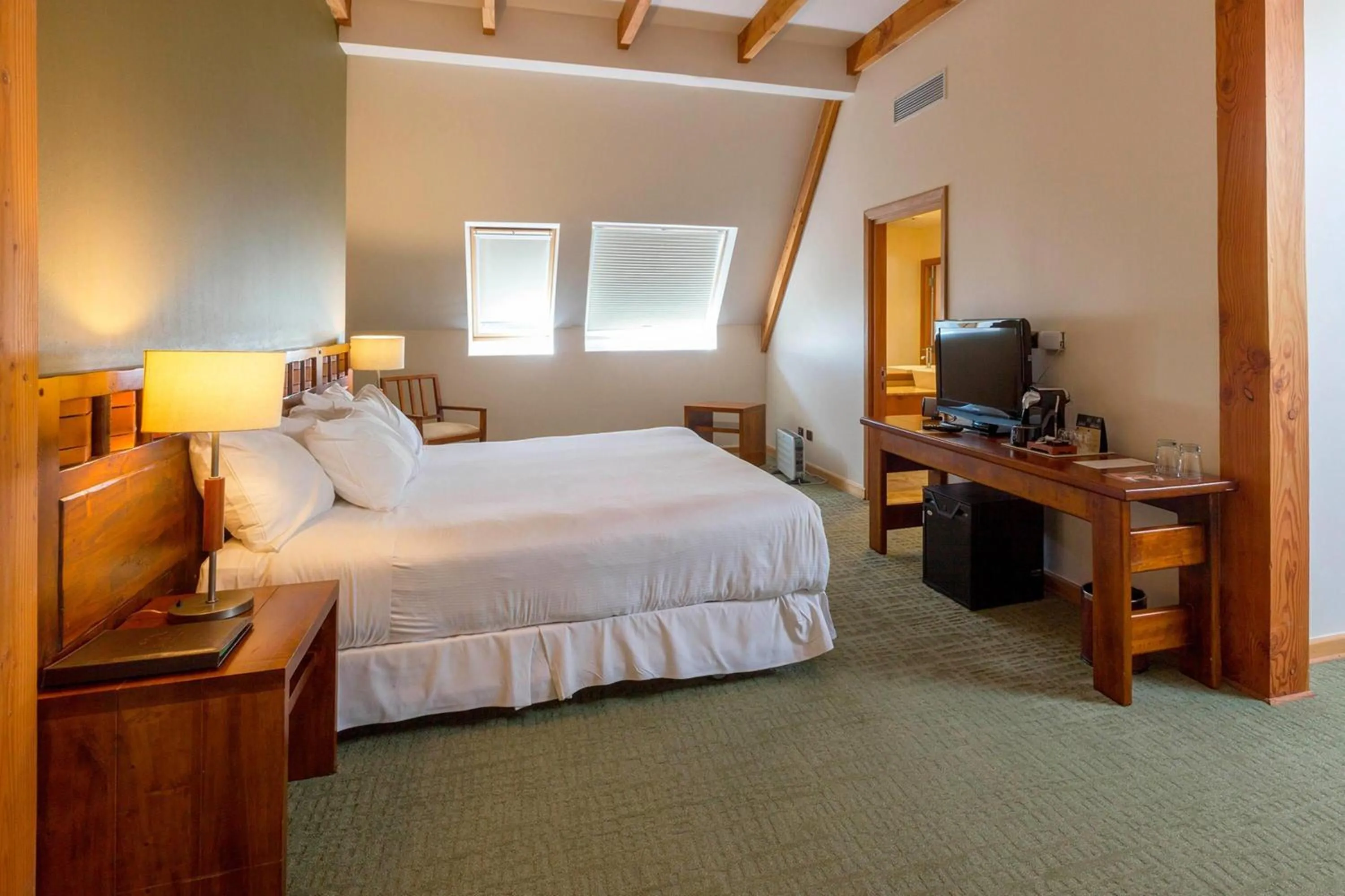 Photo of the whole room, Bed in Wyndham Puerto Varas Pettra