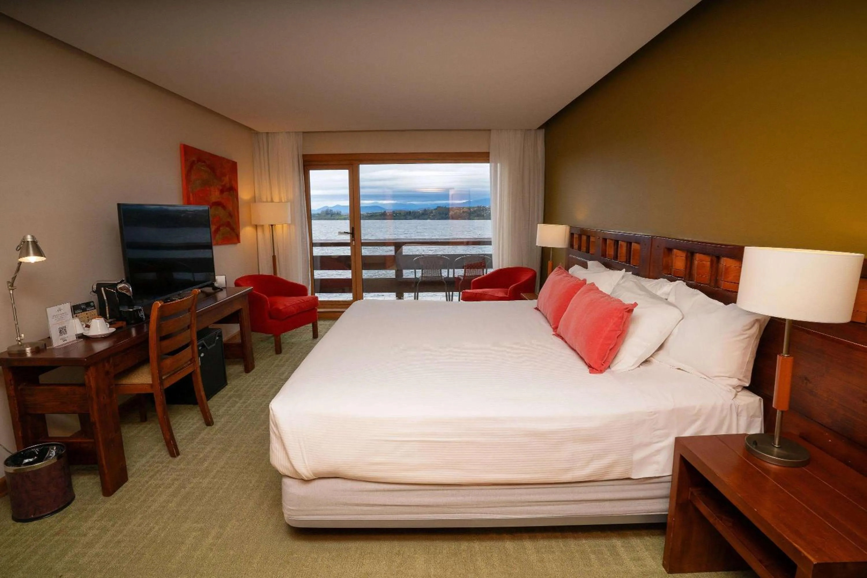 Photo of the whole room, Bed in Wyndham Puerto Varas Pettra