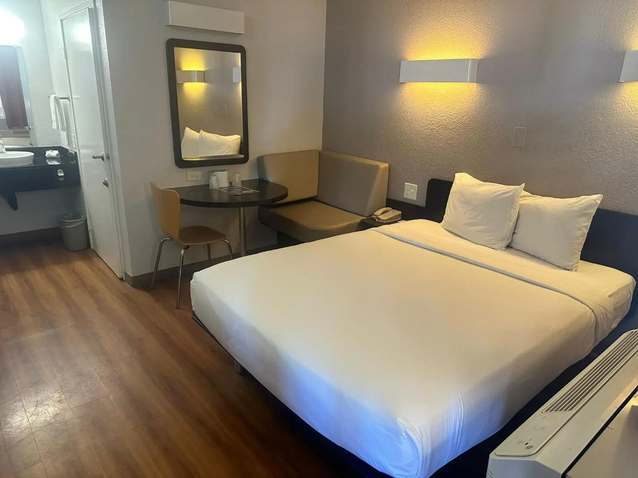Queen Room - single occupancy in Motel 6-Ventura, CA - South Queen Room - single occupancy in Motel 6-Ventura, CA - South