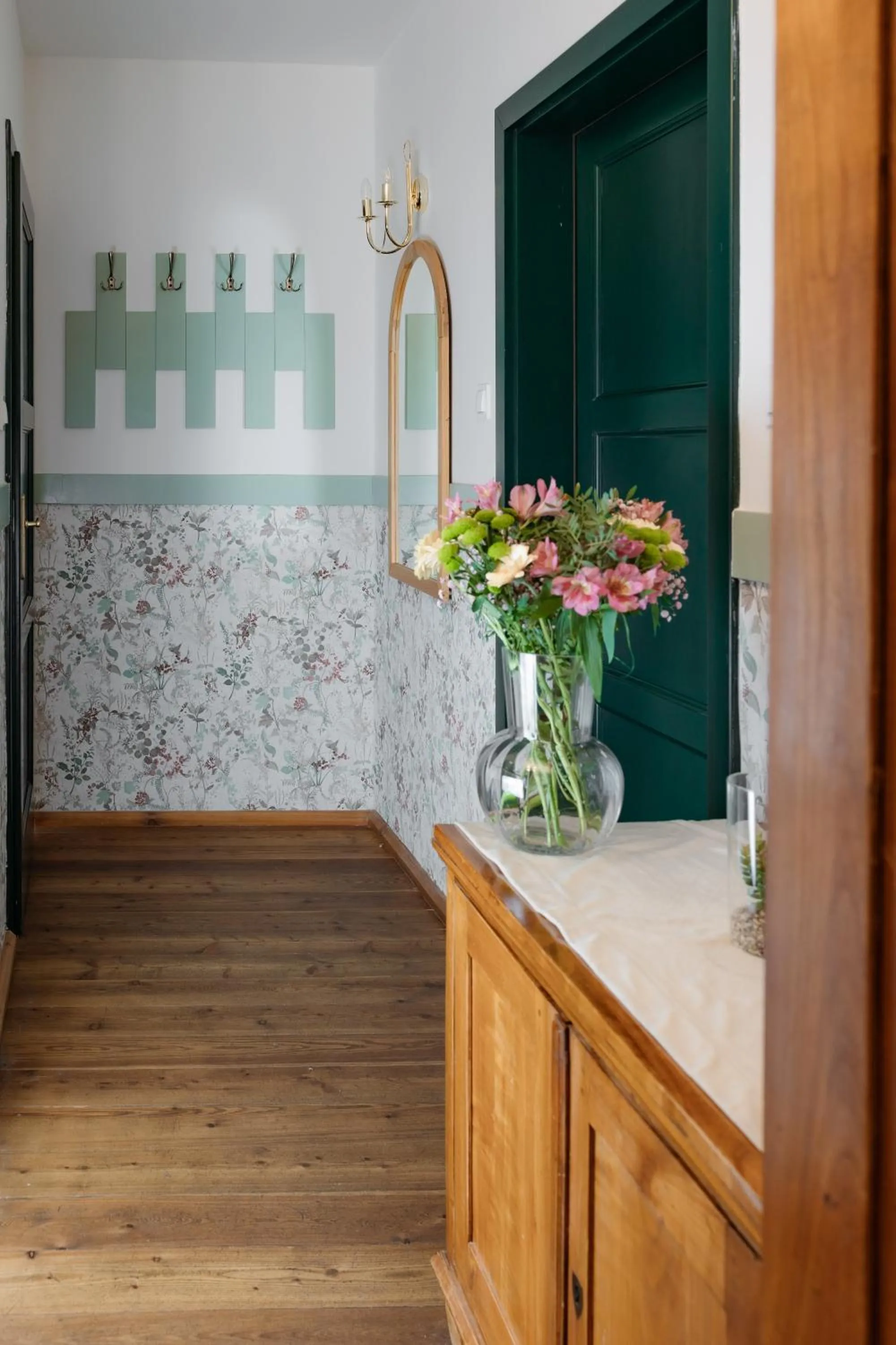 Photo of the whole room in Dom Potok