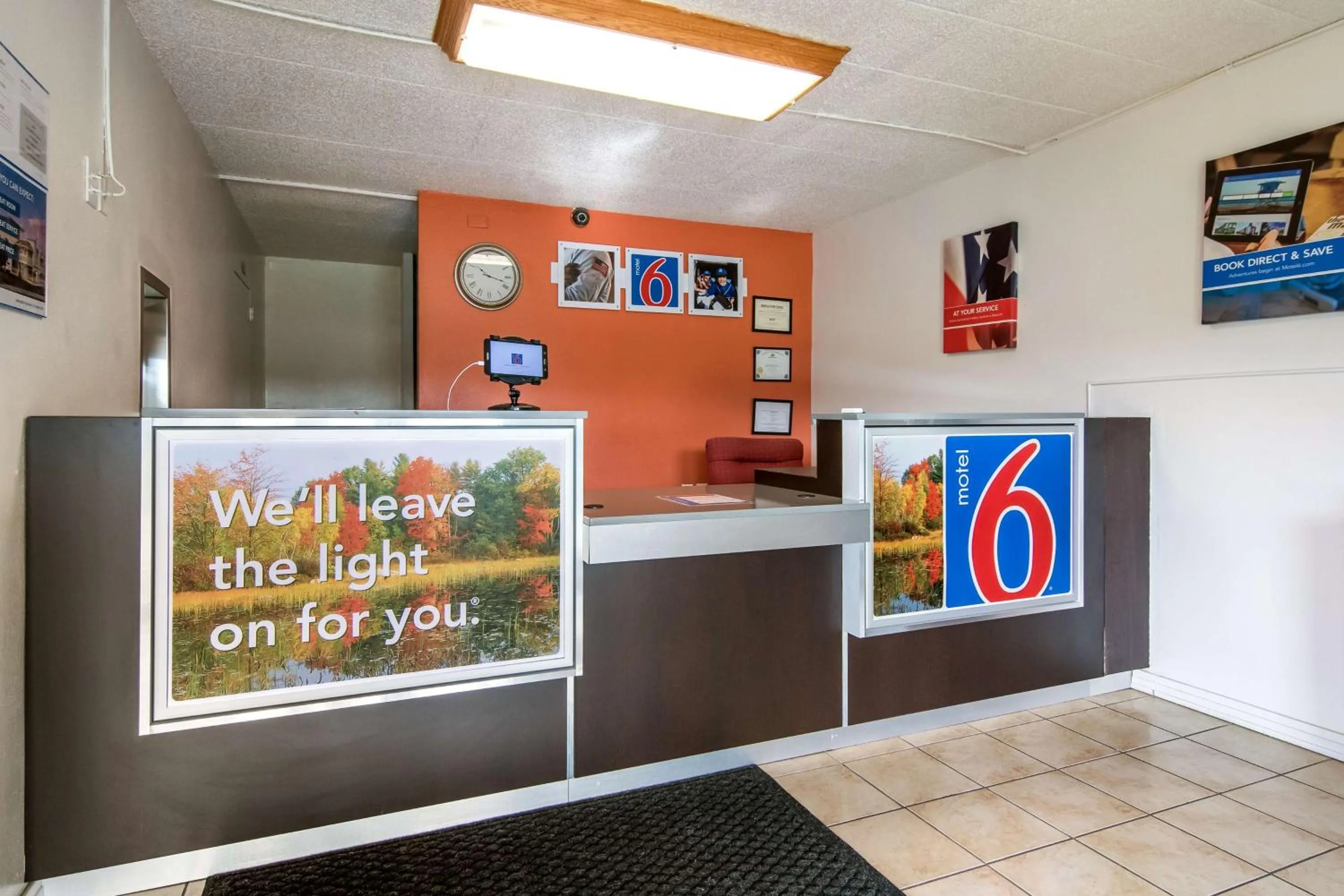 Lobby or reception in Motel 6-New Stanton, PA