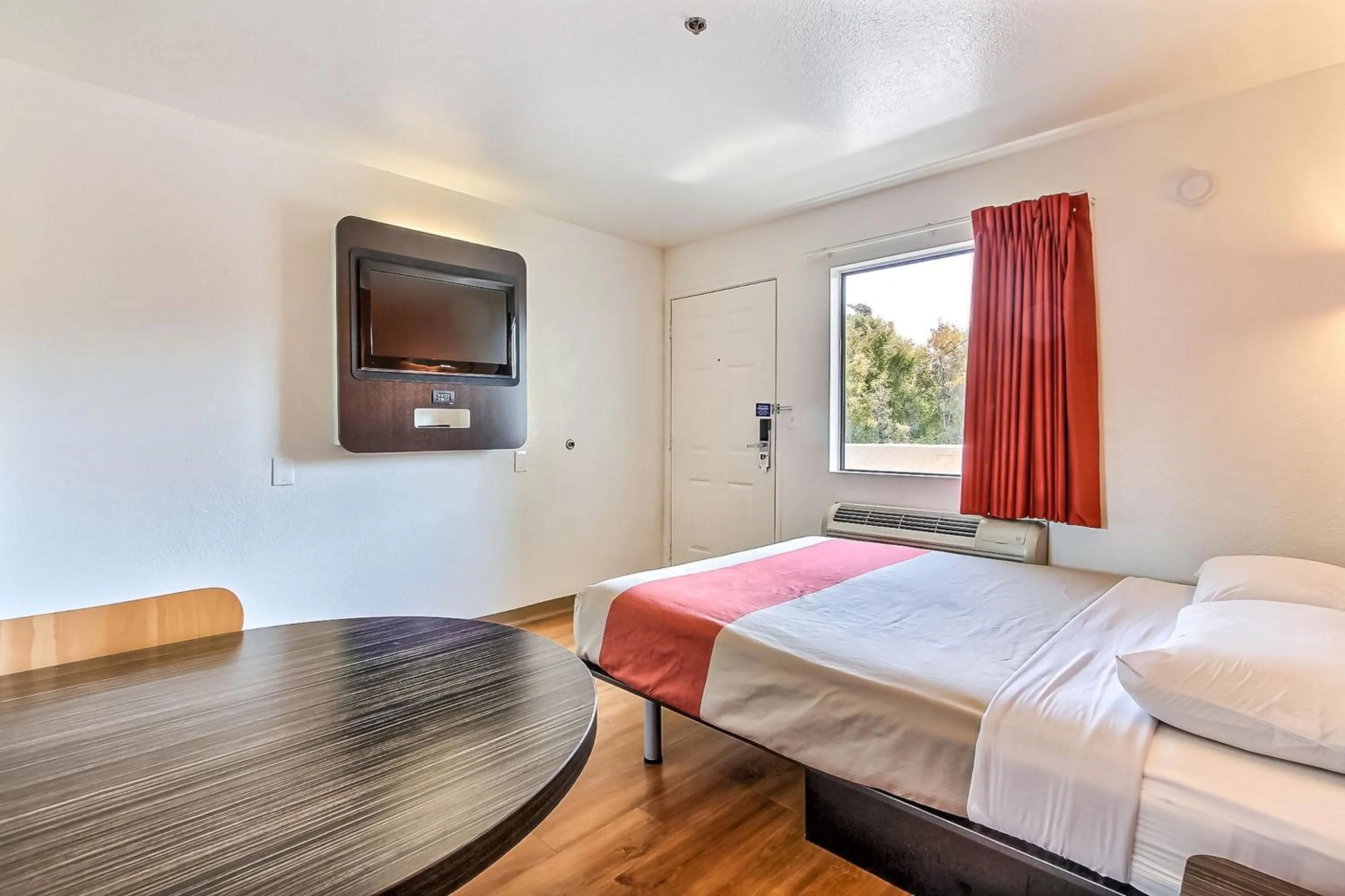 Photo of the whole room, Bed in Motel 6-Sunnyvale, CA - North