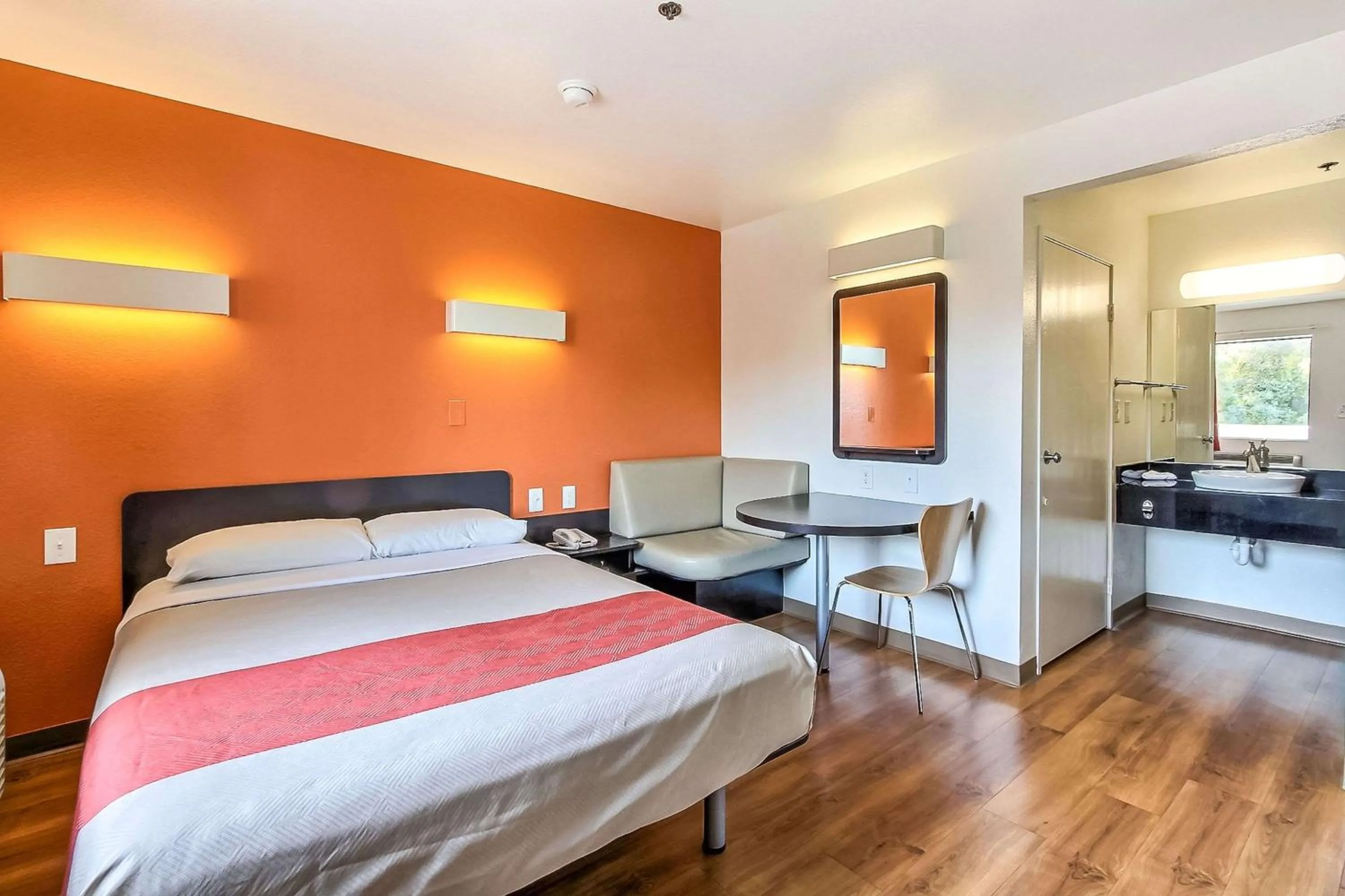 Seating area, Bed in Motel 6-Sunnyvale, CA - North