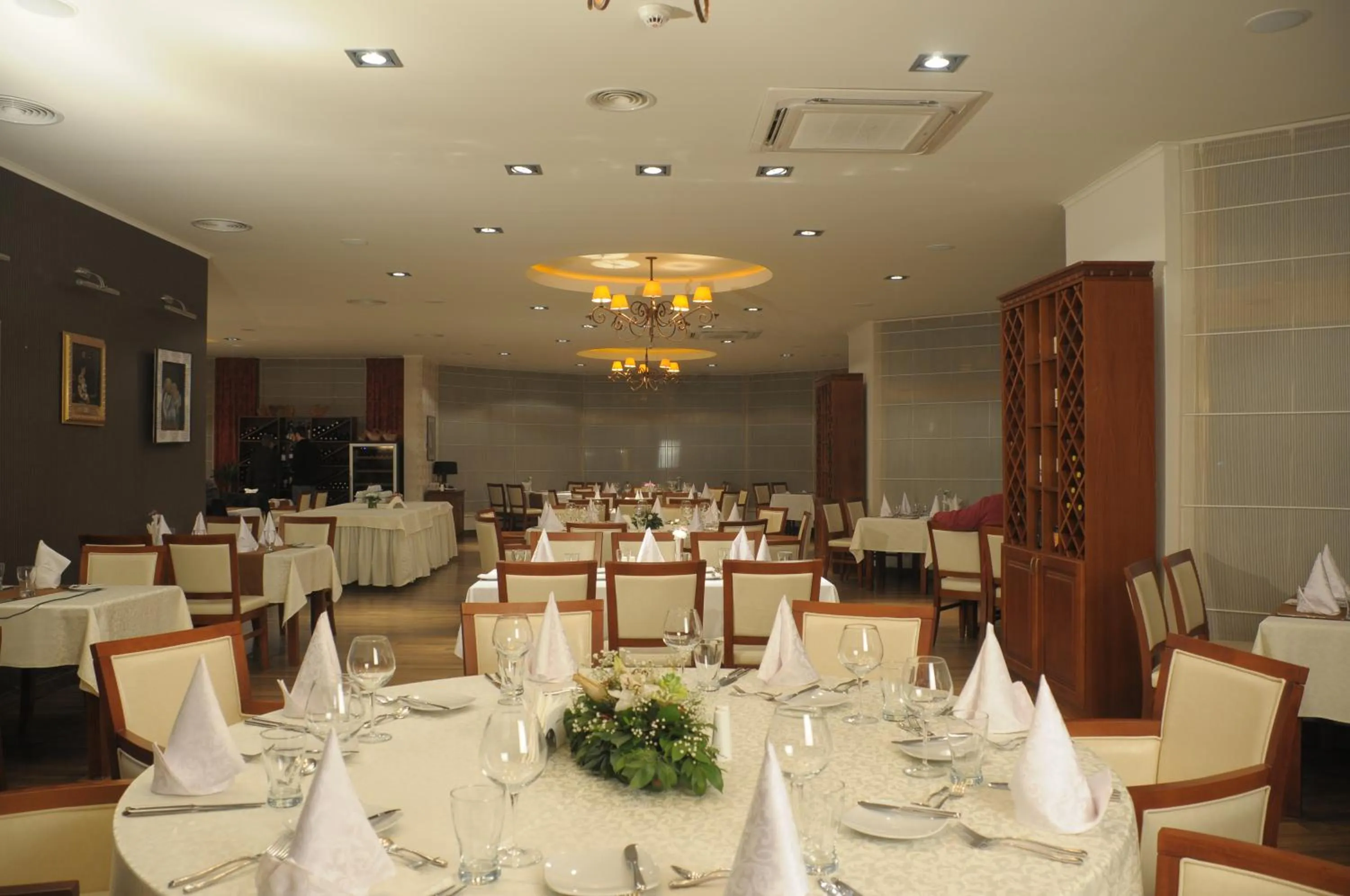 Restaurant/places to eat in Hotel Srbija