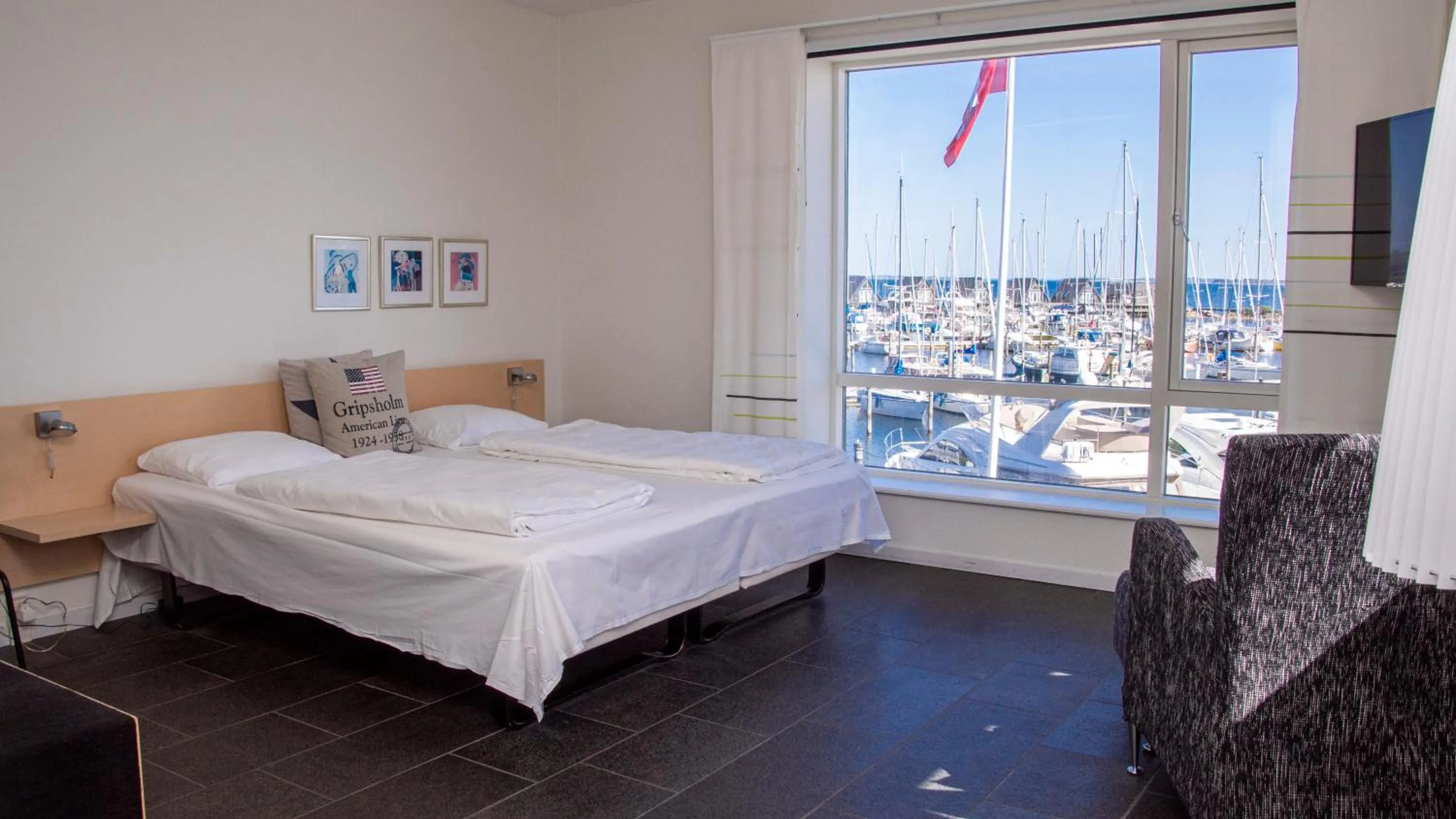 View (from property/room), Bed in Hotel Strandtangen