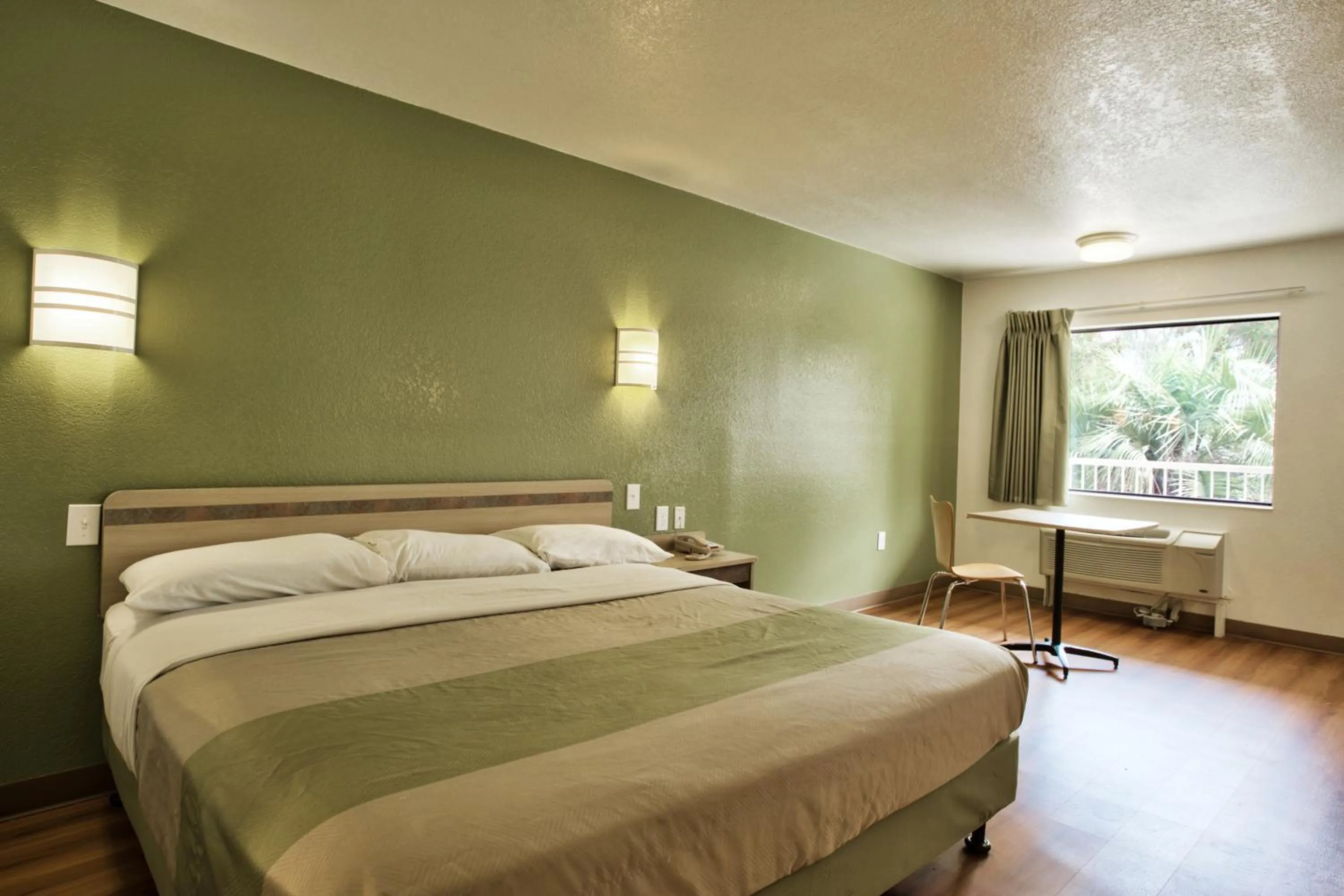 Bedroom, Bed in Motel 6-Tallahassee, FL - Downtown