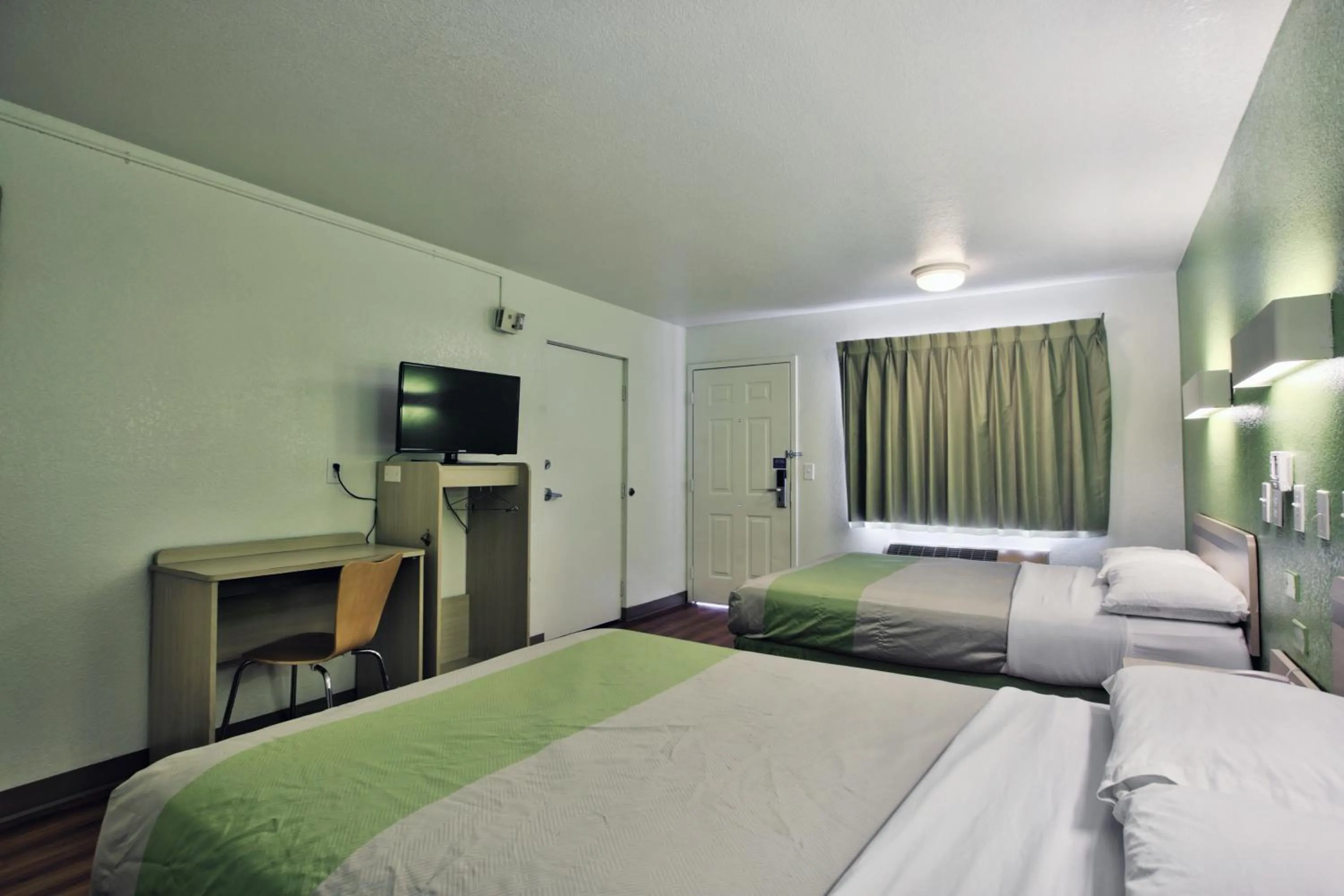 Bedroom, Bed in Motel 6-Tallahassee, FL - Downtown