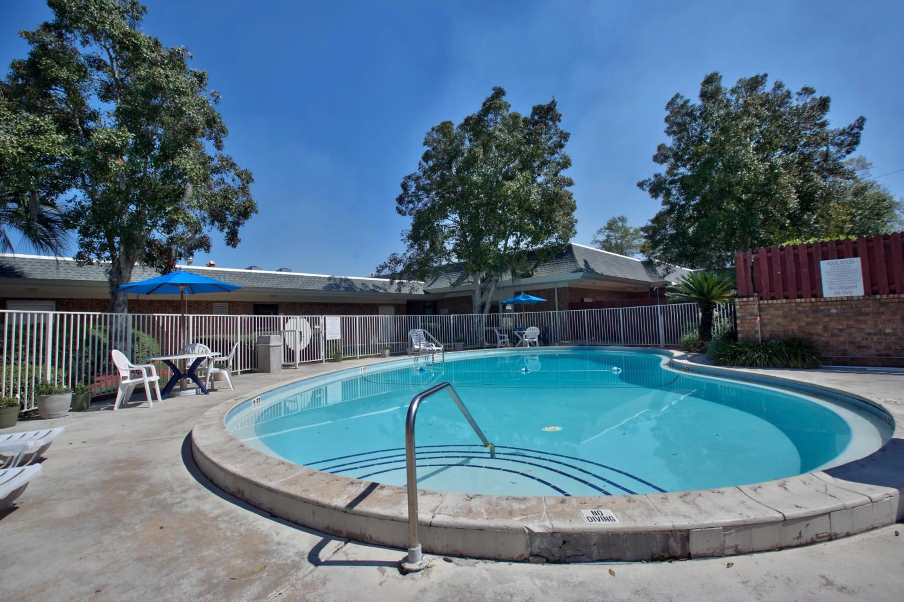 Swimming pool in Motel 6-Tallahassee, FL - Downtown