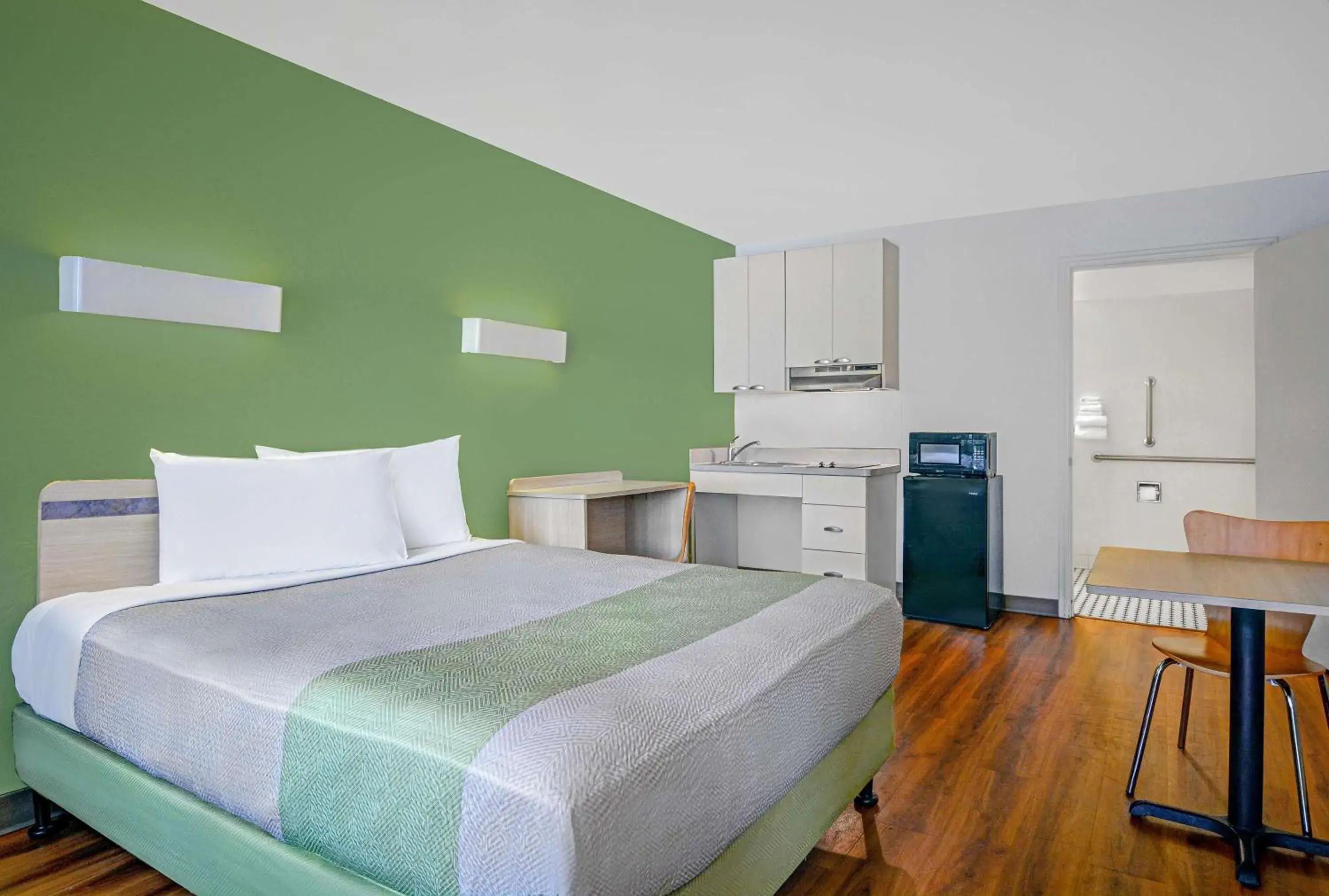 Queen Room - Disability Access - Roll in Shower in Motel 6-Tallahassee, FL - Downtown Queen Room - Disability Access - Roll in Shower in Motel 6-Tallahassee, FL - Downtown