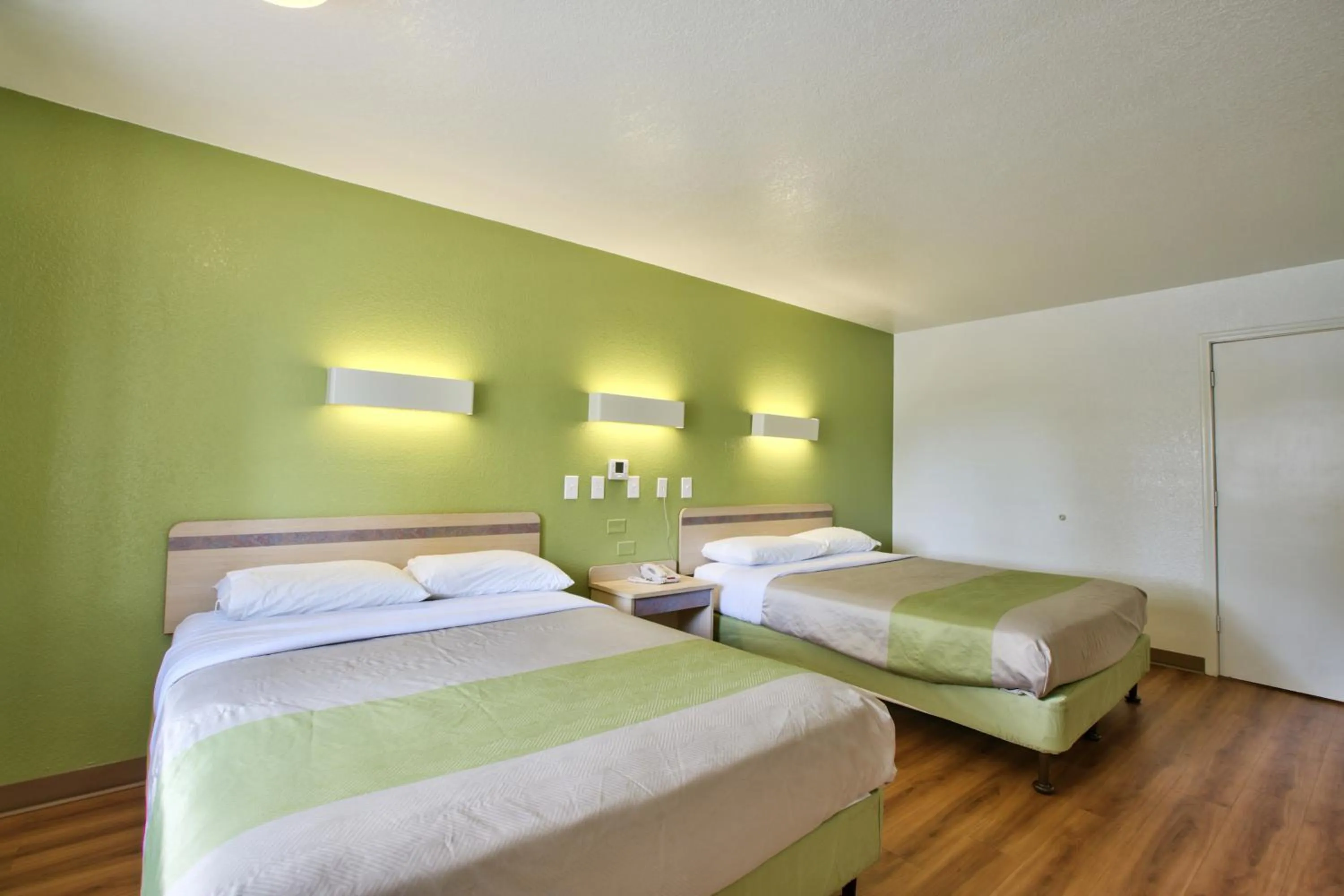 Bedroom, Bed in Motel 6-Tallahassee, FL - Downtown