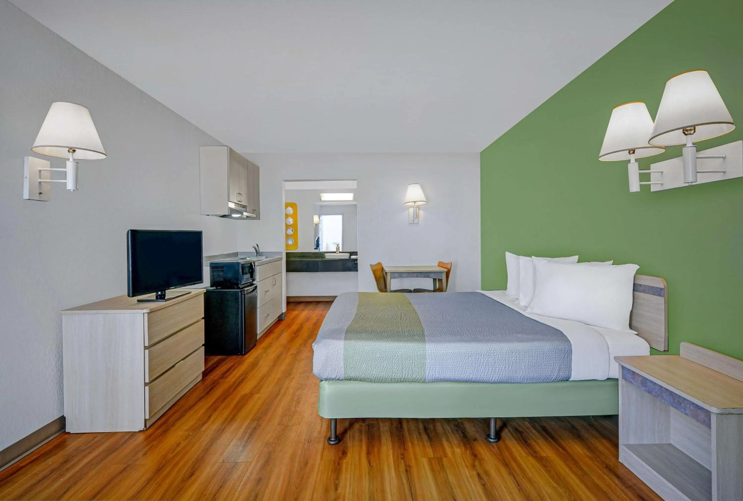 Bedroom, Bed in Motel 6-Tallahassee, FL - Downtown