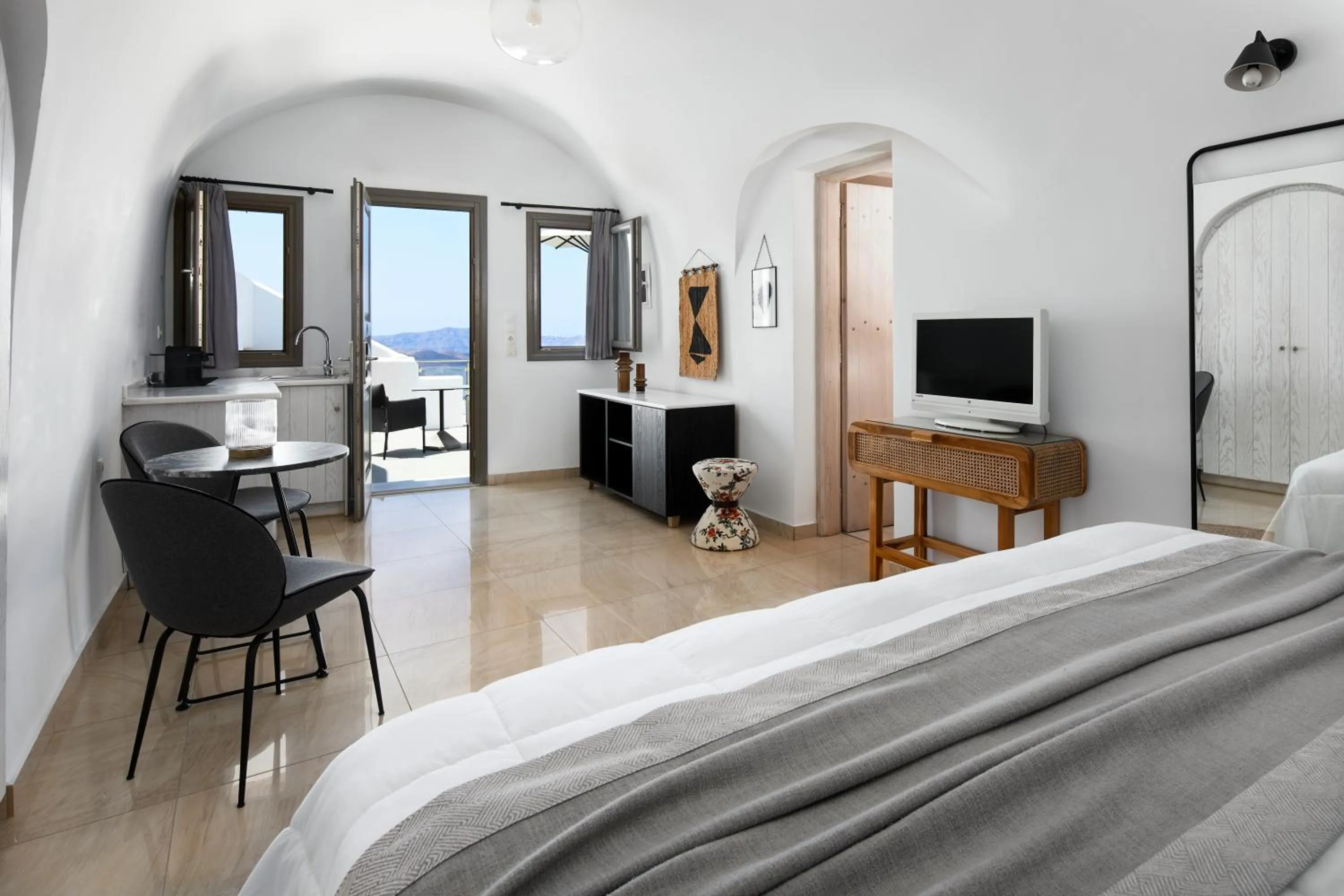 Bedroom, Bed in Petit Palace Suites