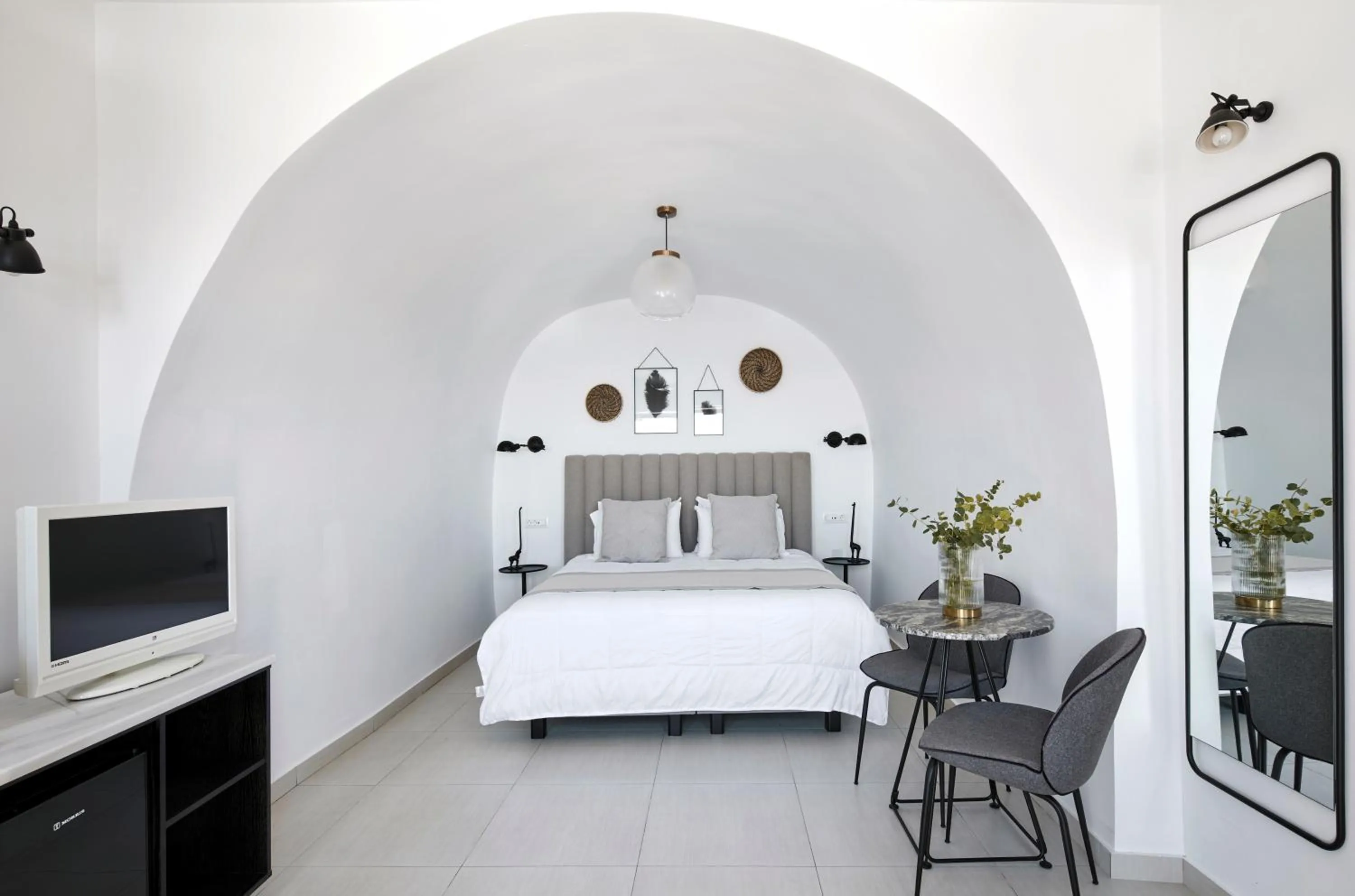 Bedroom, Bed in Petit Palace Suites