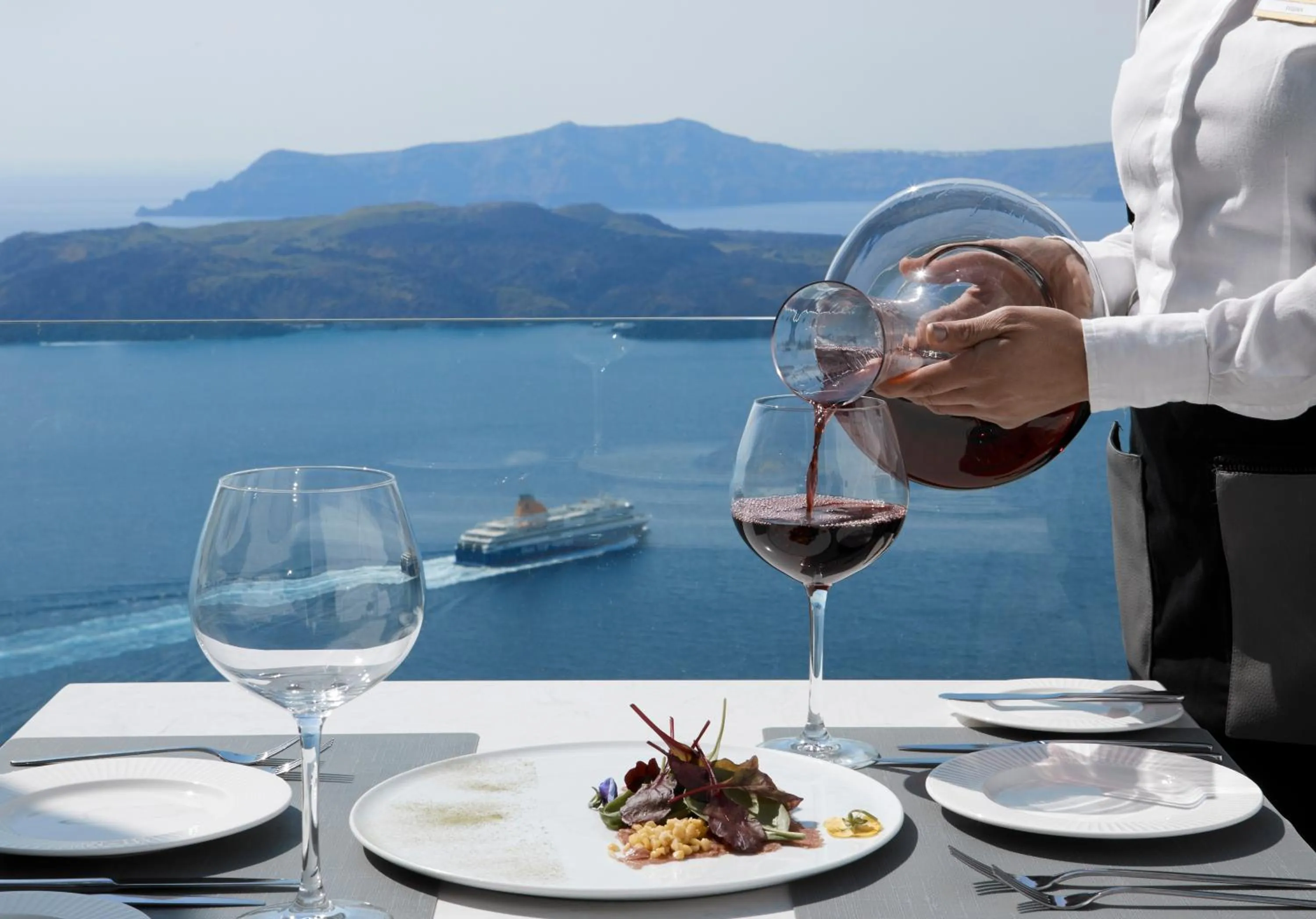 Restaurant/places to eat in Petit Palace Suites