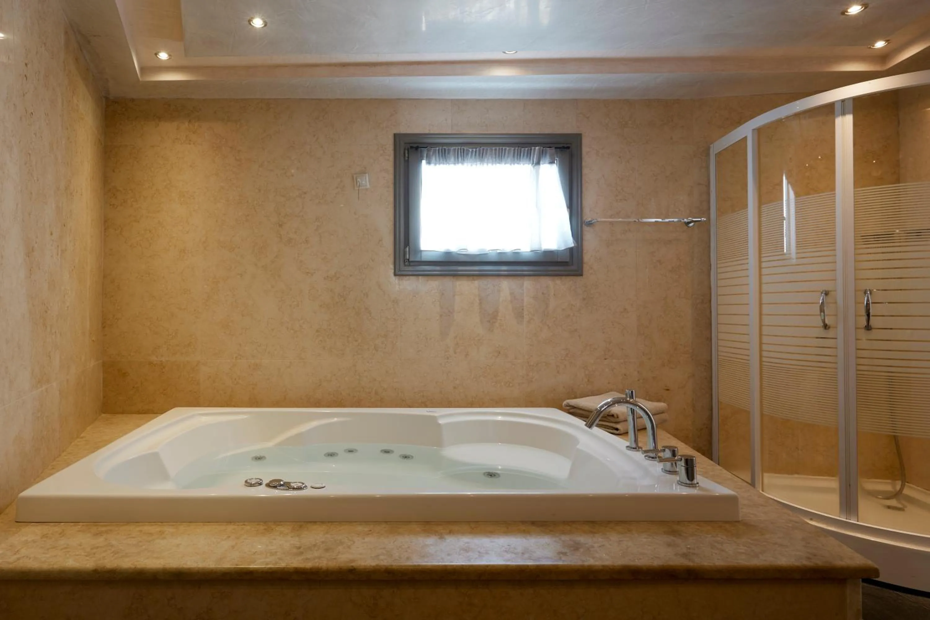 Hot Tub in Petit Palace Suites