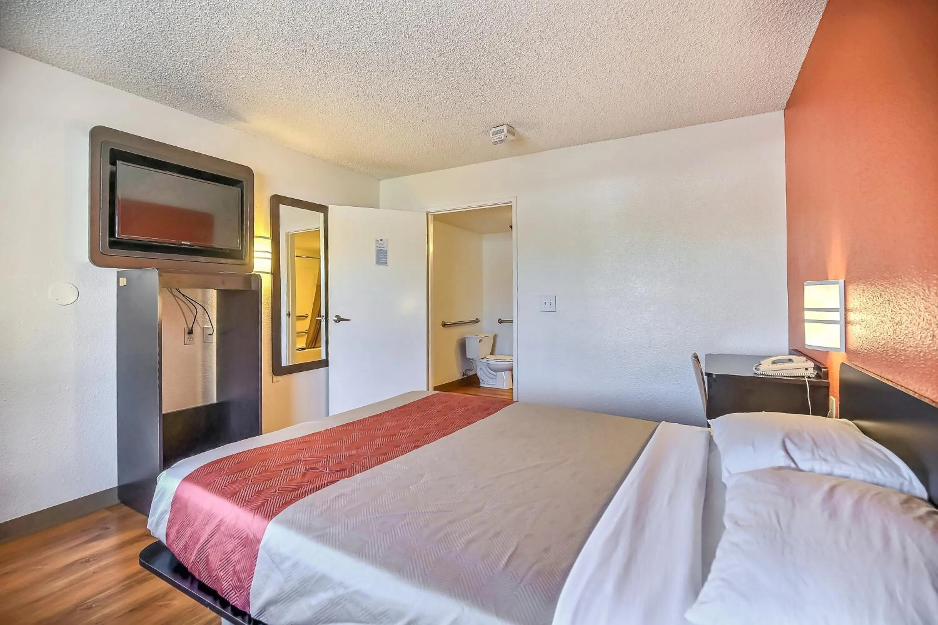 Bedroom, Bed in Motel 6-Oakland, CA - Embarcadero