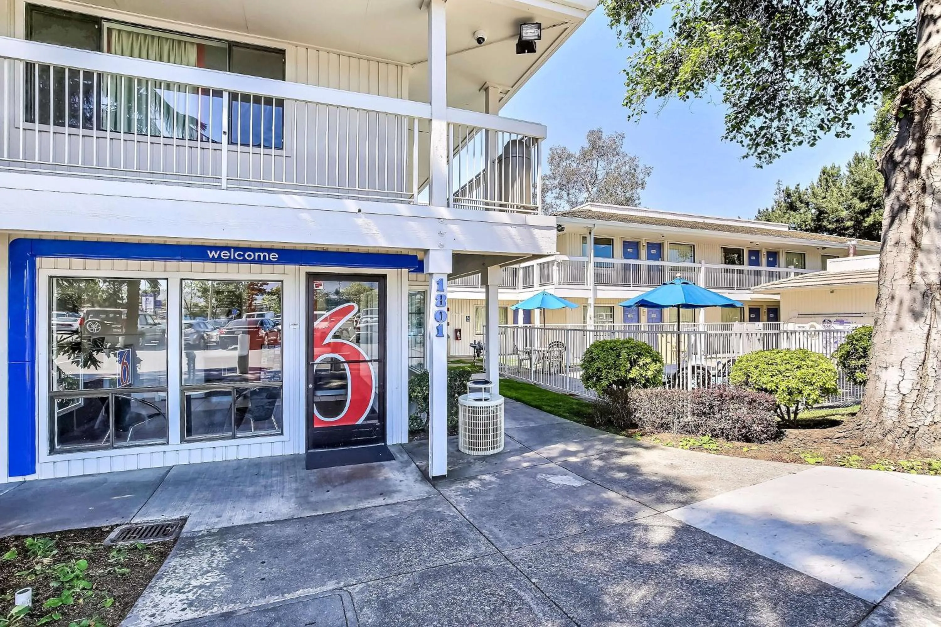 Property building in Motel 6-Oakland, CA - Embarcadero