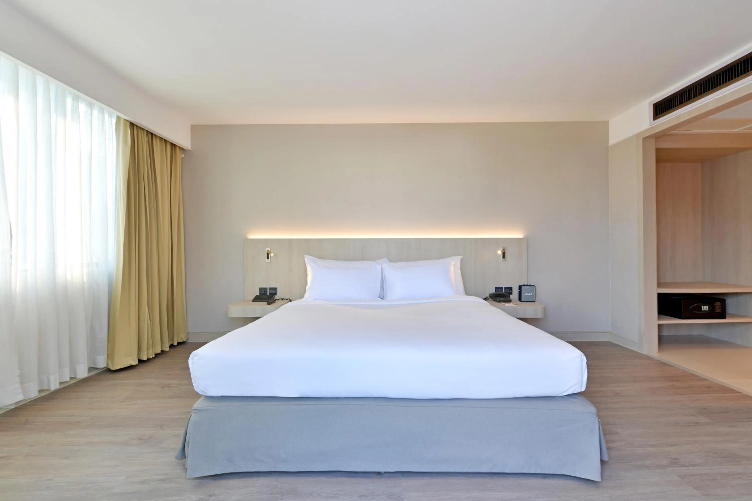 Bedroom, Bed in Twin Towers Hotel