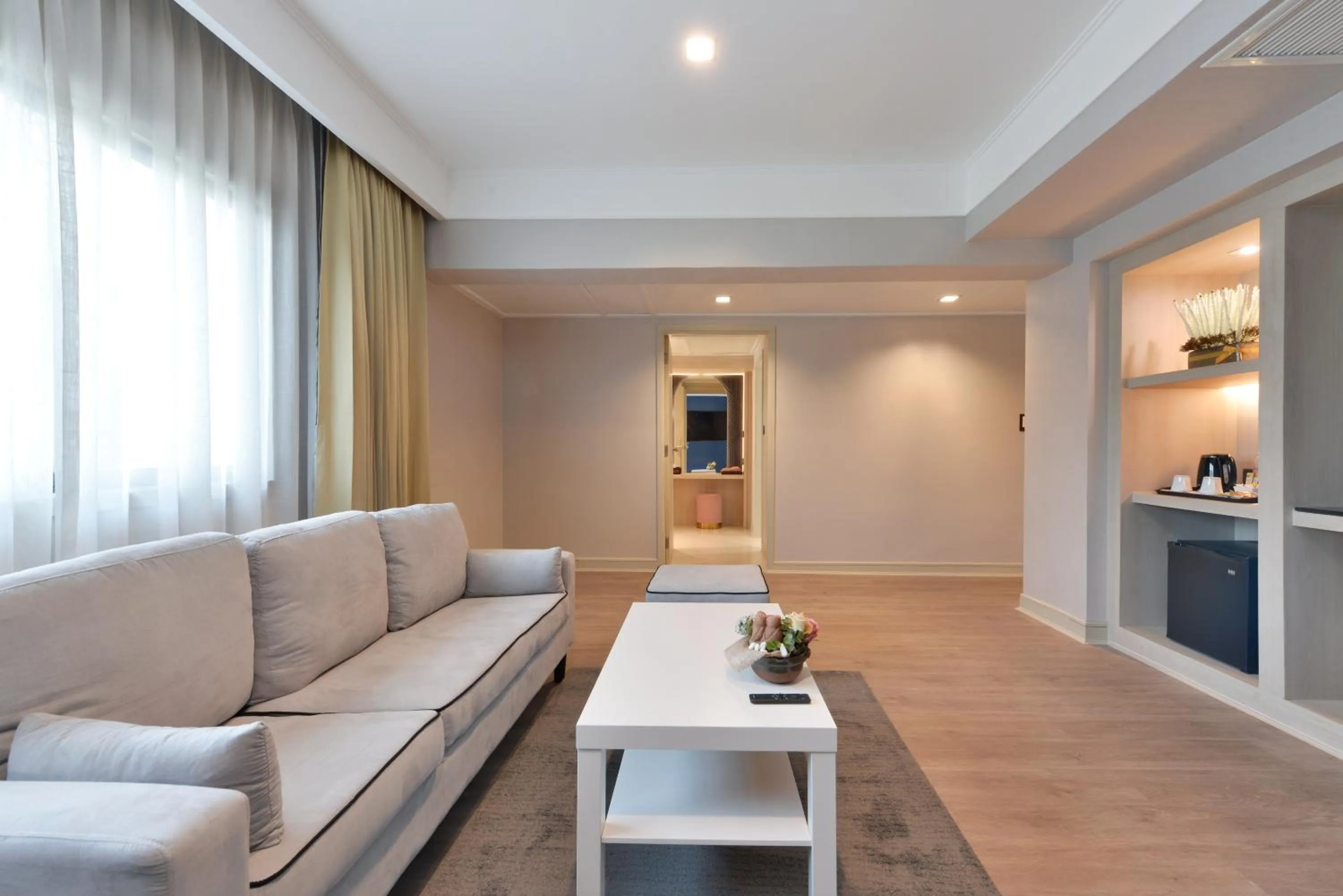 Living room in Twin Towers Hotel