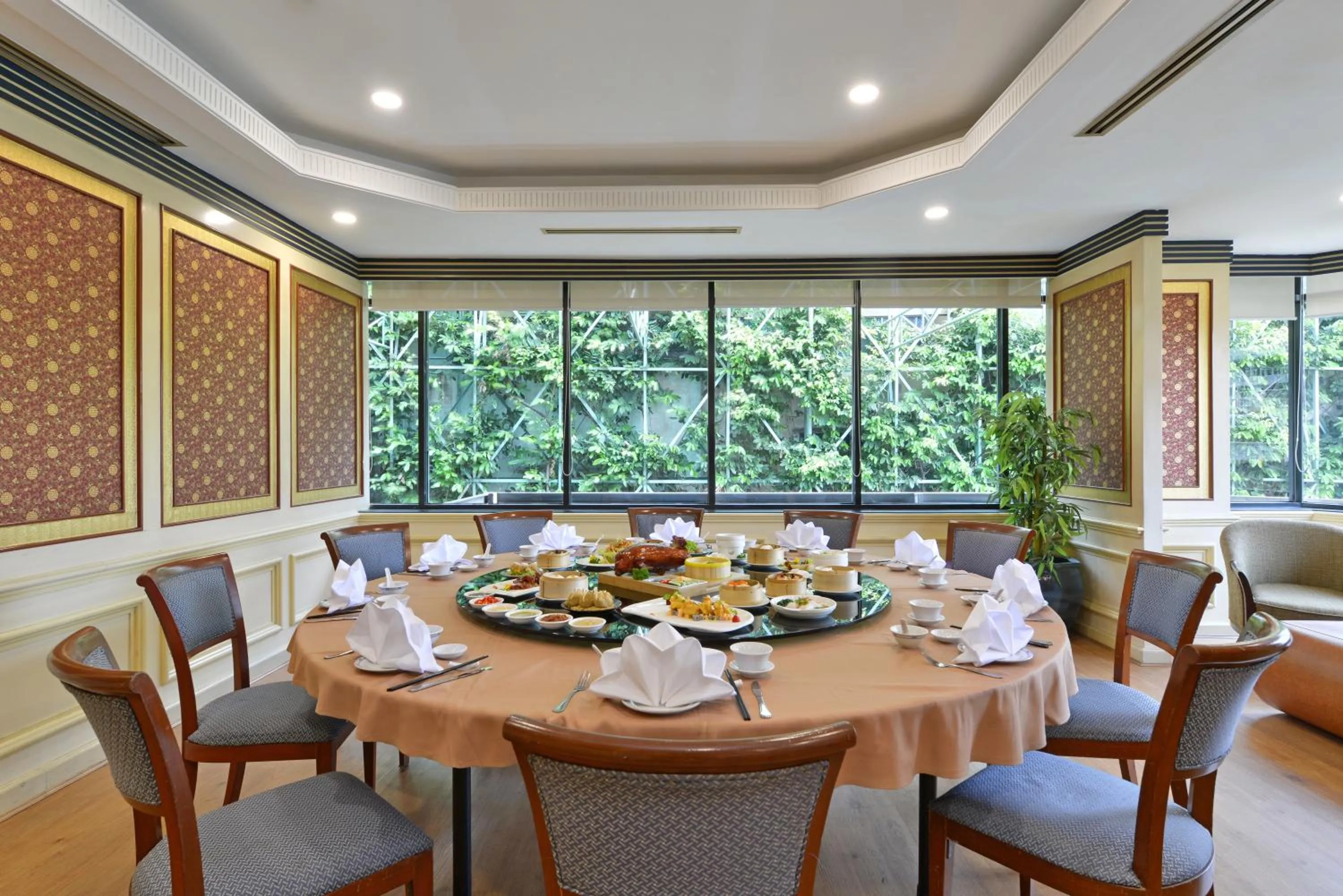 Restaurant/places to eat in Twin Towers Hotel