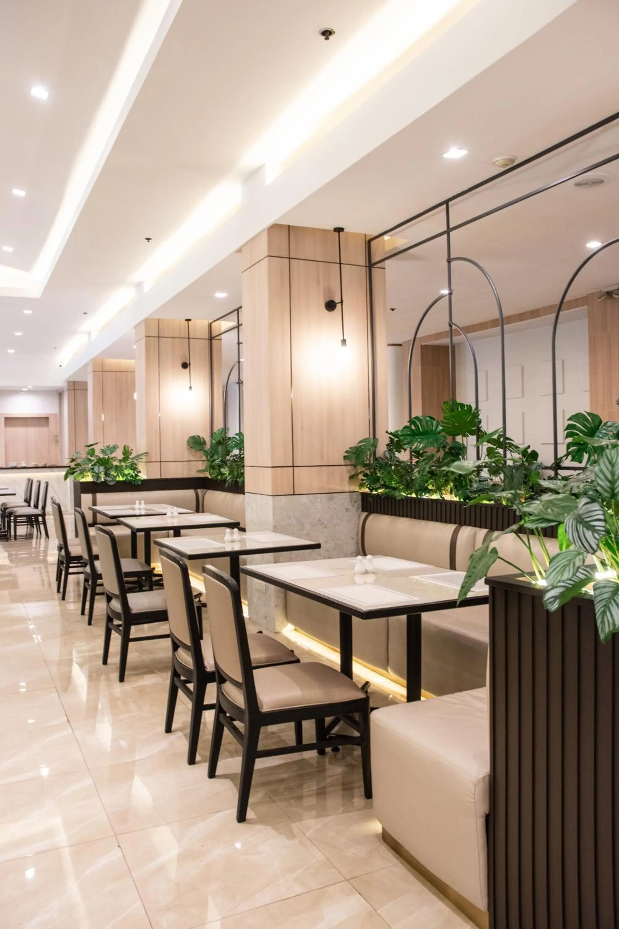 Restaurant/places to eat in Twin Towers Hotel