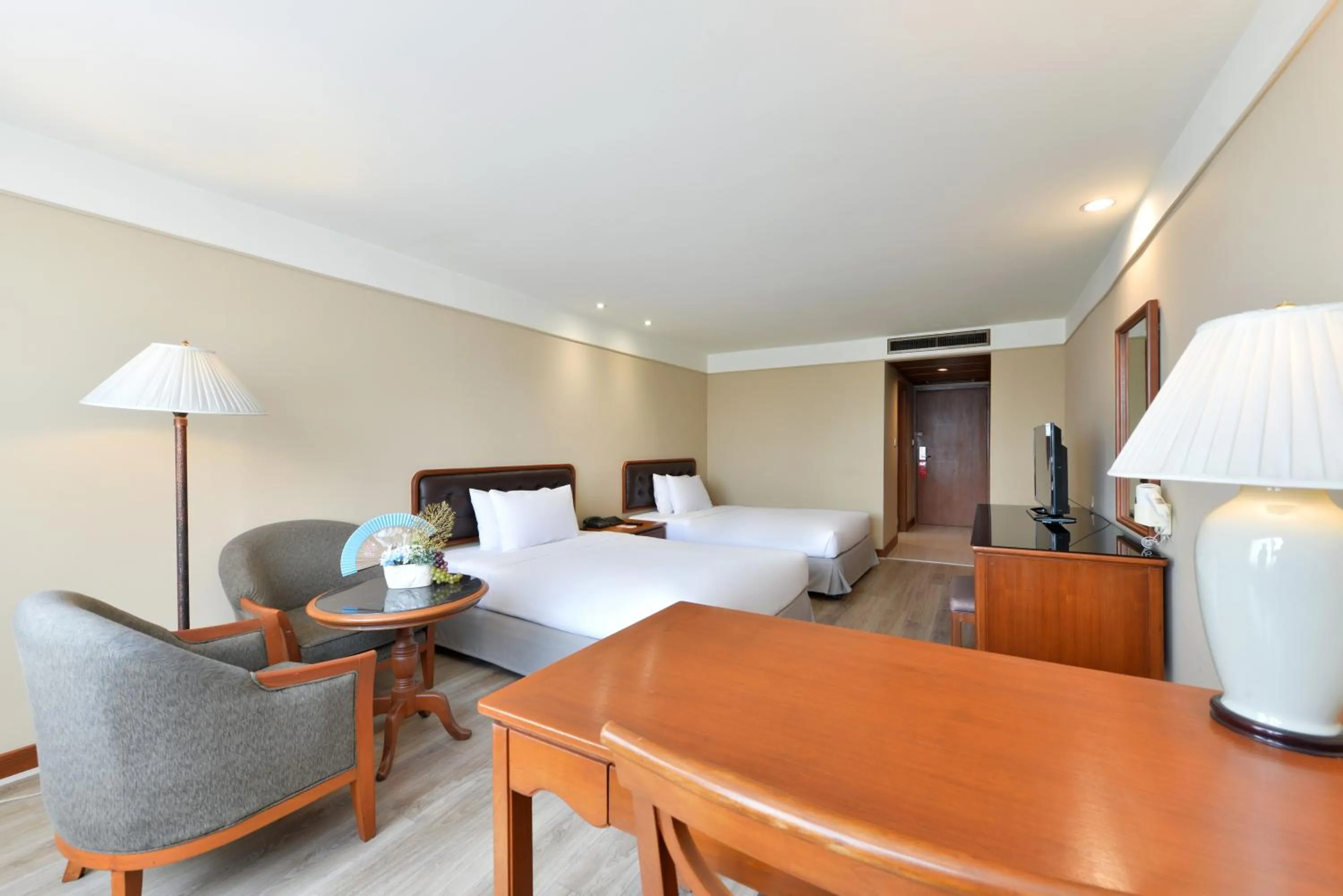 Photo of the whole room, Bed in Twin Towers Hotel