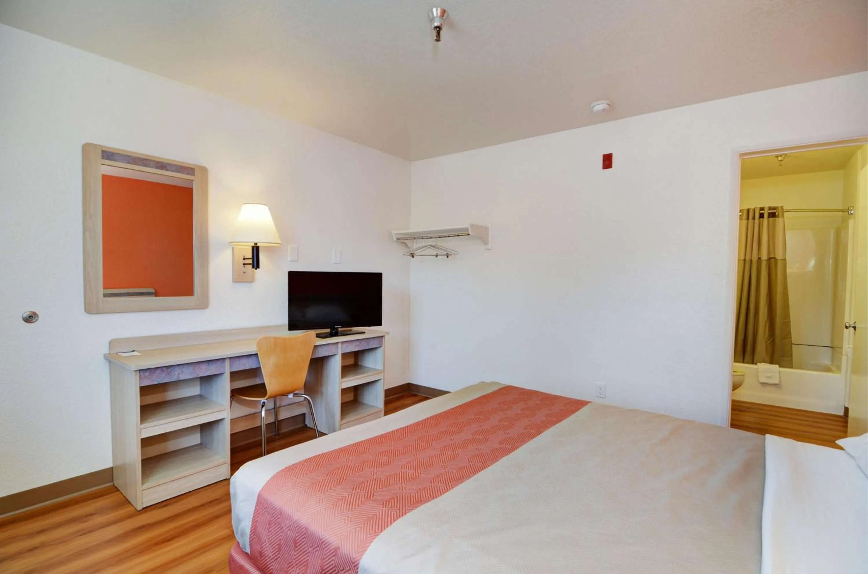 TV and multimedia, Bed in Motel 6-Twentynine Palms, CA