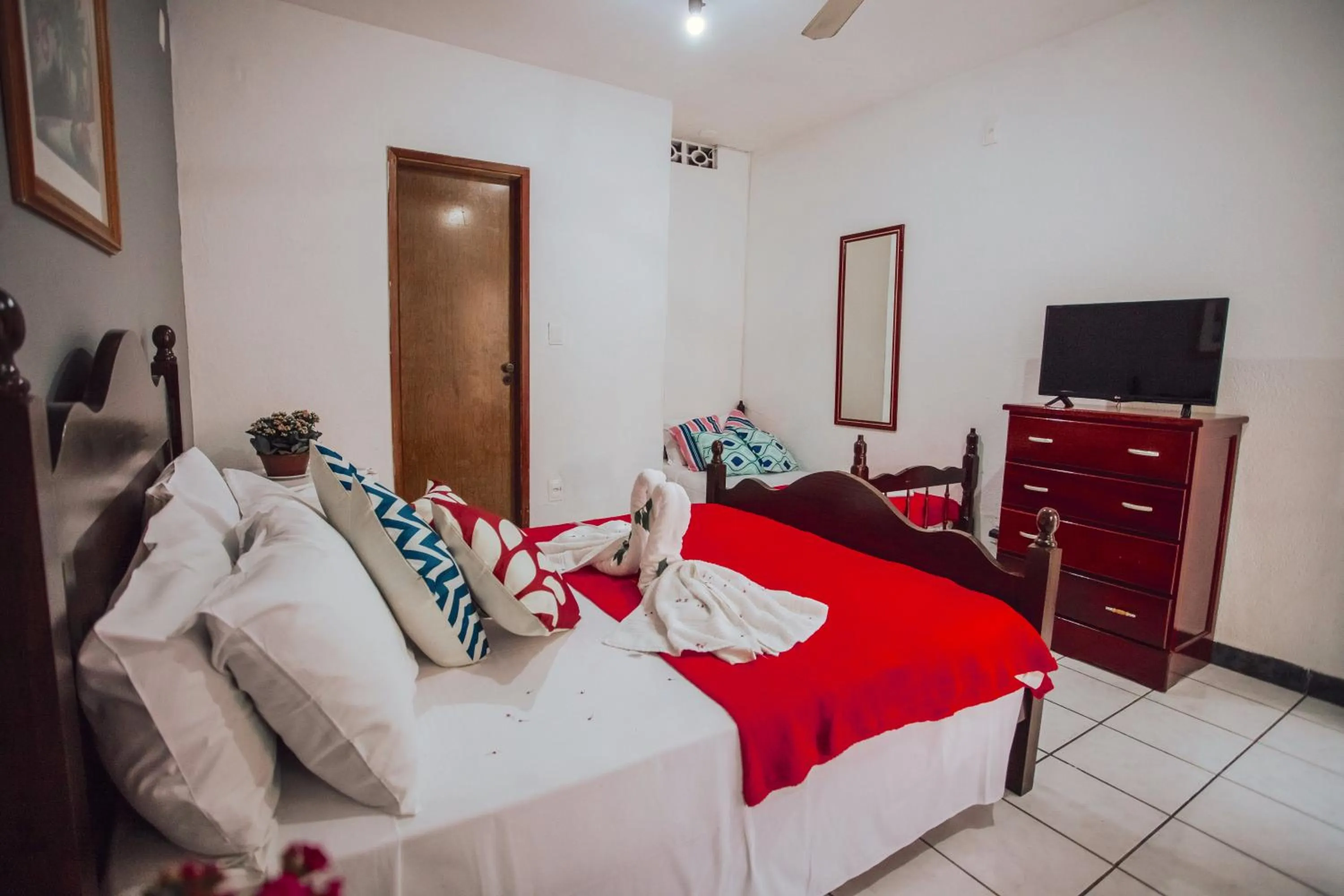 Photo of the whole room, Bed in Pousada Chale Suísso