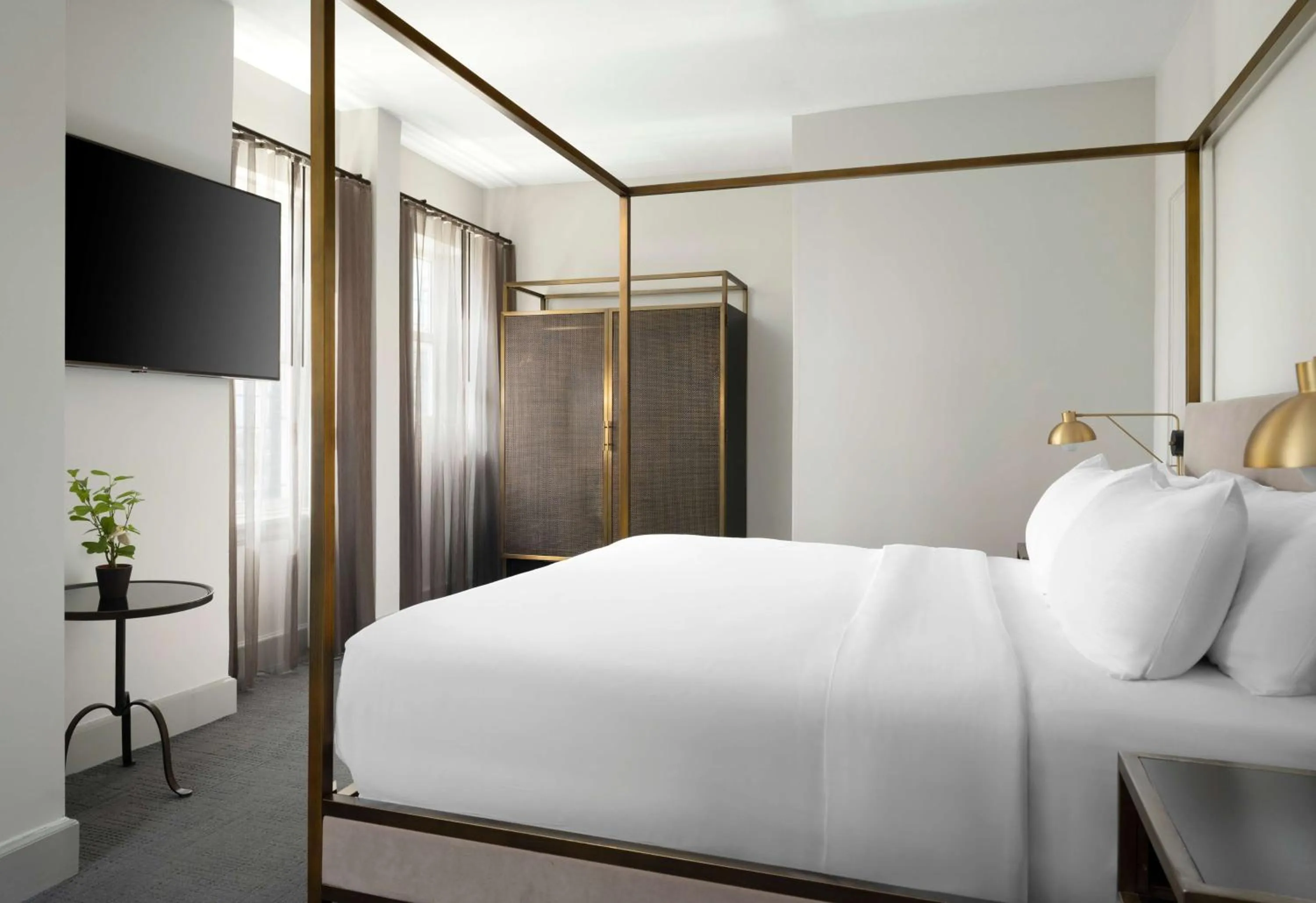 Bed in Hotel Phillips Kansas City, Curio Collection By Hilton