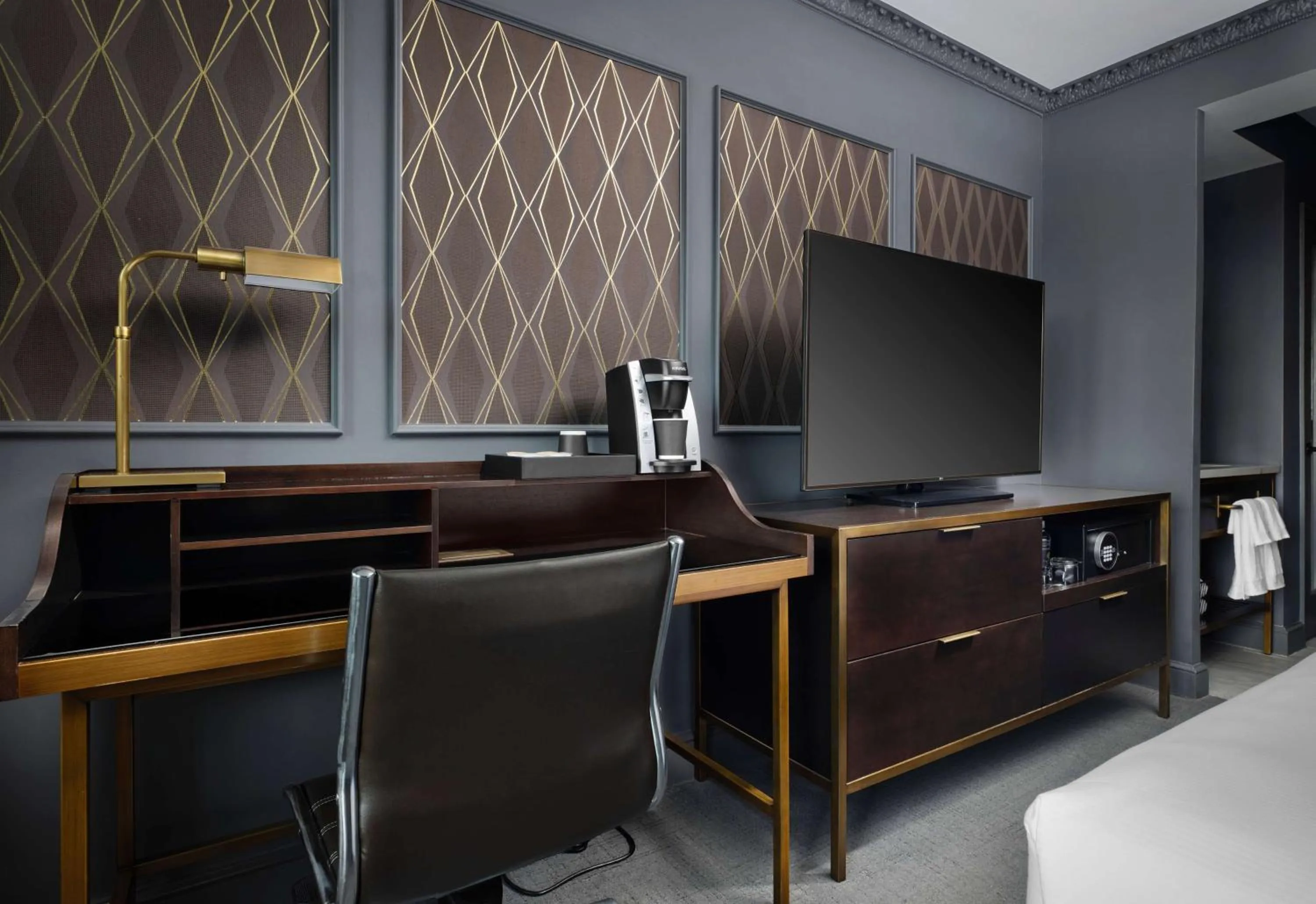 Bedroom in Hotel Phillips Kansas City, Curio Collection By Hilton