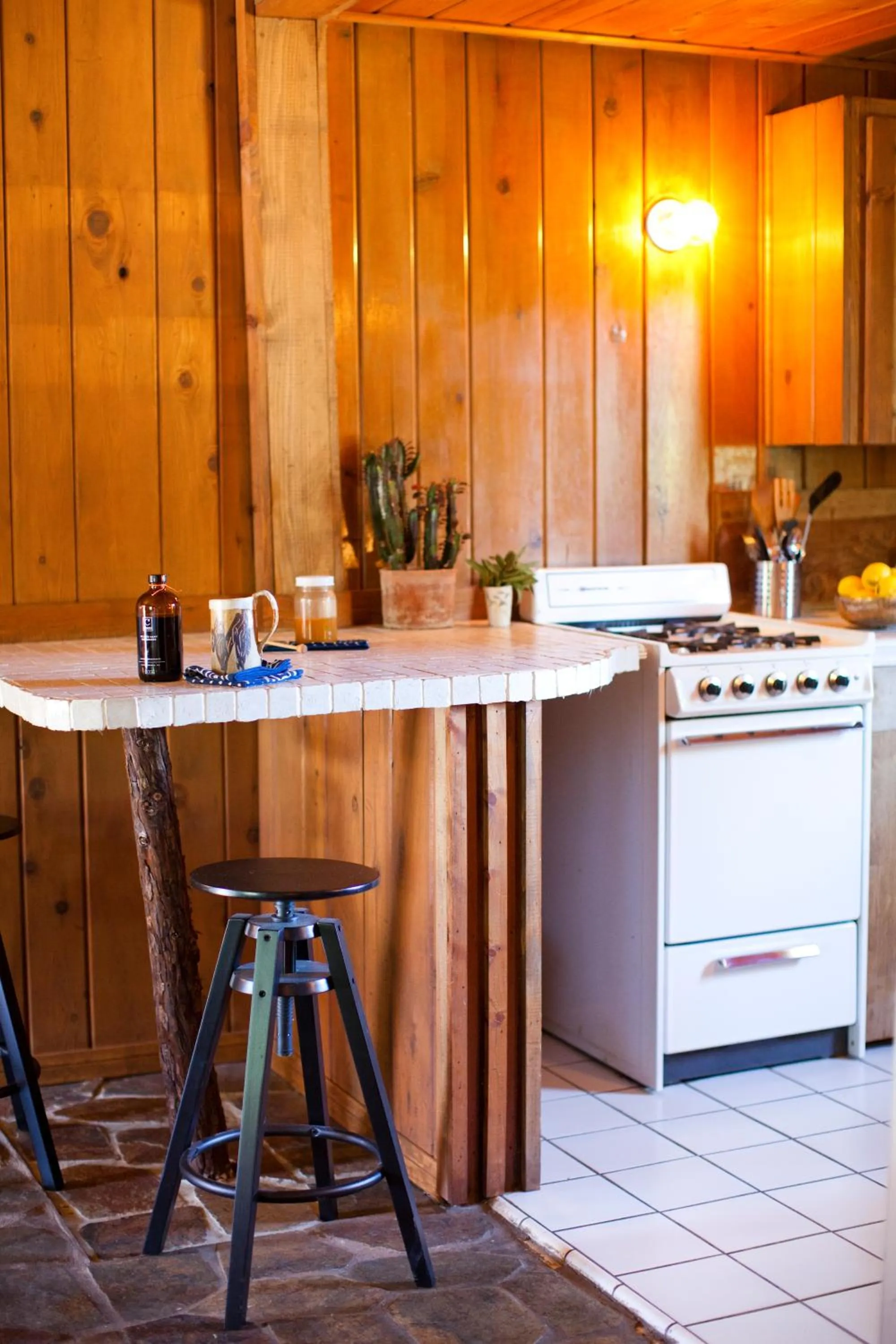 Kitchen or kitchenette in Ojai Rancho Inn