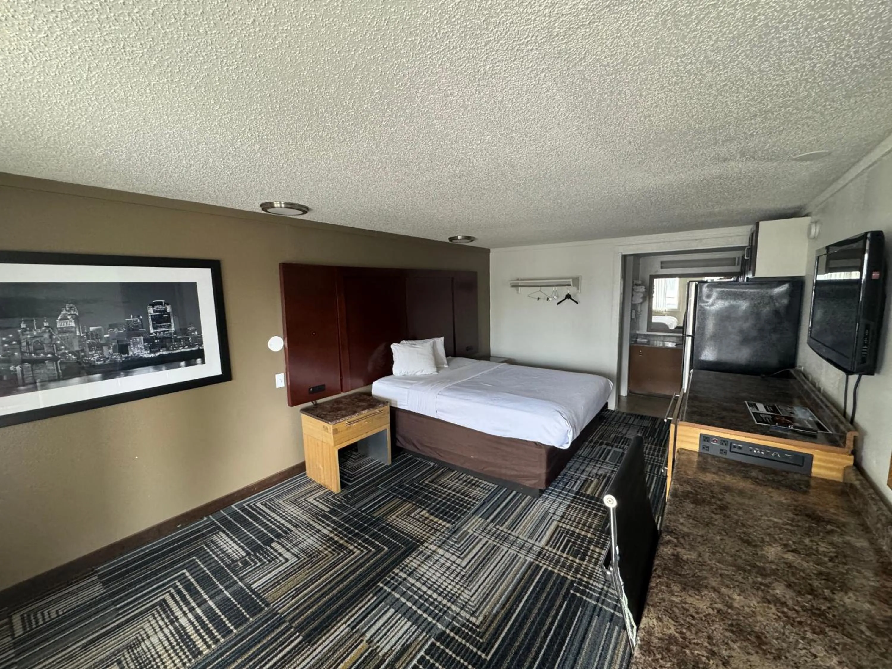 Bed in Rodeway Inn Sharonville - Cincinnati North